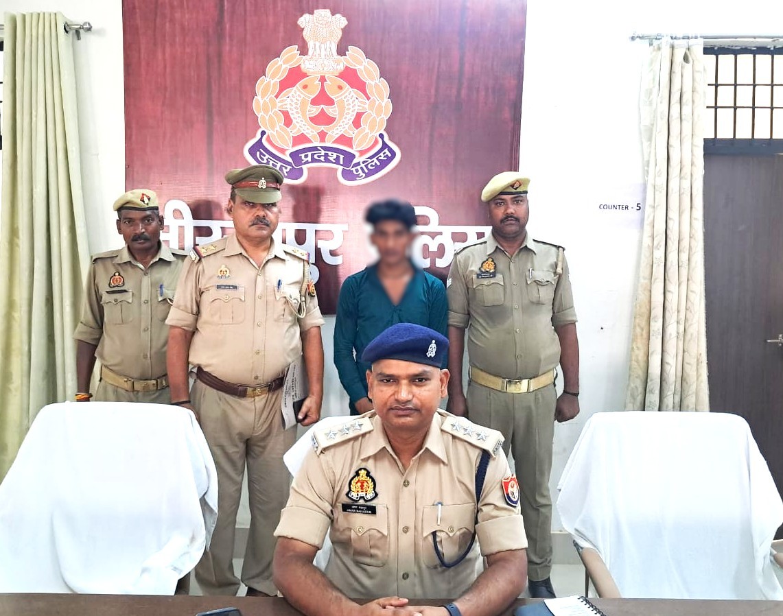 वांछित आरोपी के साथ पुलिस। वांछित आरोपी के साथ पुलिस।
