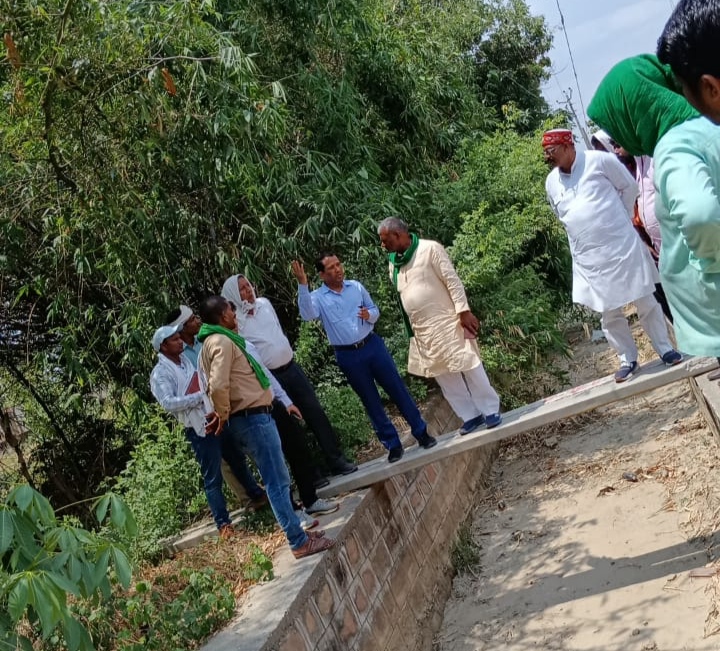 अहरौरा के पटिहटा माइनर पर निरीक्षण करते हुए अधिशासी अभियंता व किसान यूनियन के सदस्य। अहरौरा के पटिहटा माइनर पर निरीक्षण करते हुए अधिशासी अभियंता व किसान यूनियन के सदस्य।