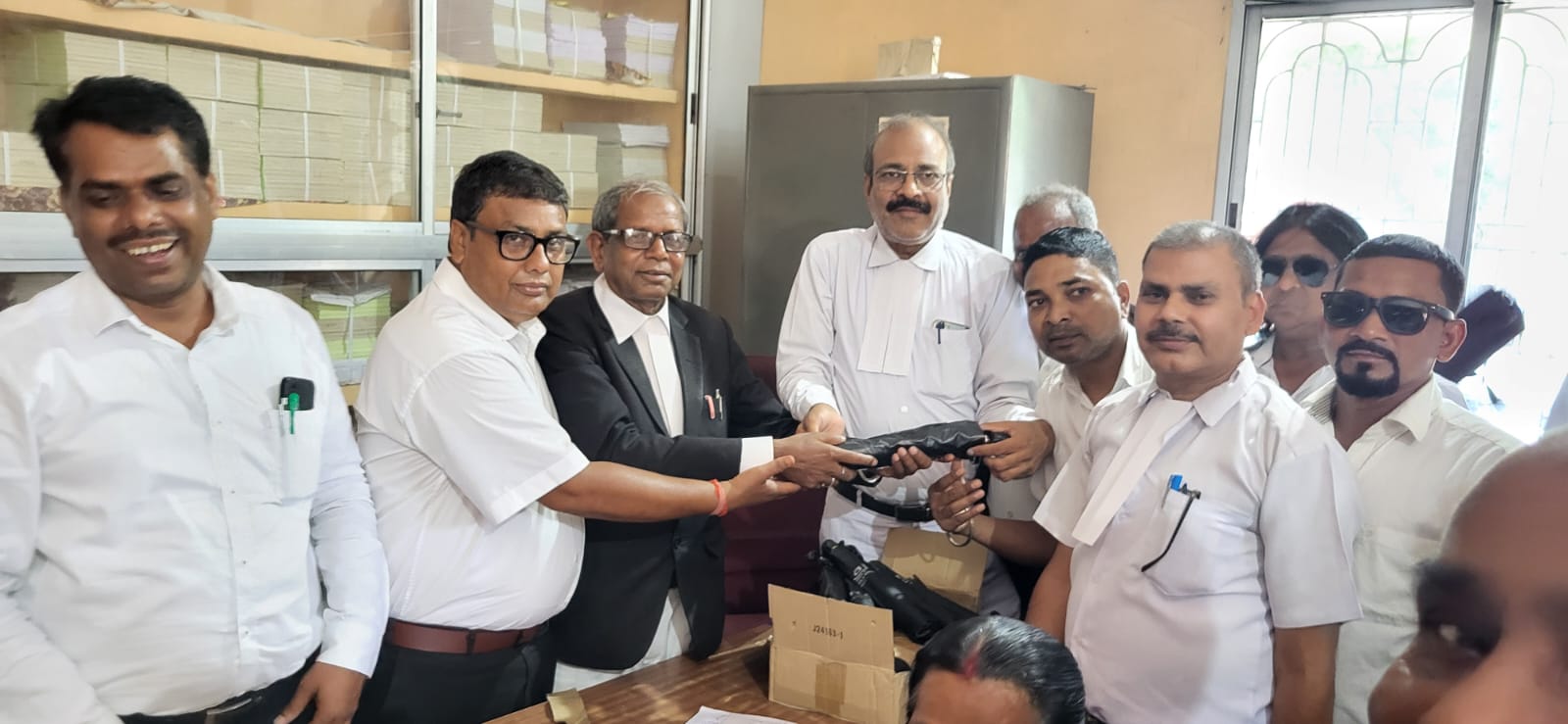 छाता का वितरण करते अधिवक्ता संघ के पदाधिकार छाता का वितरण करते अधिवक्ता संघ के पदाधिकार