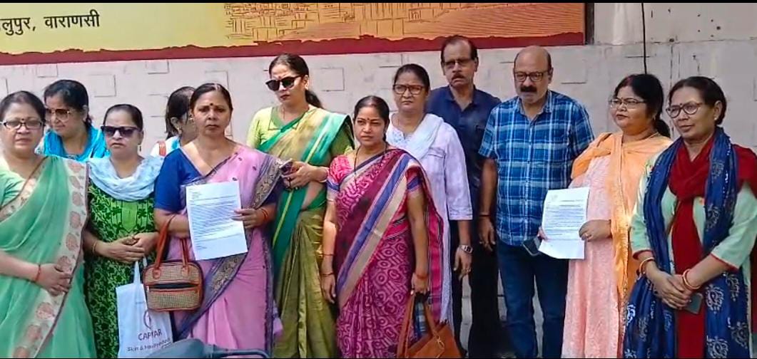 निष्कासित शिक्षक प्रधानमंत्री मोदी के संसदीय कार्यालय पर निष्कासित शिक्षक प्रधानमंत्री मोदी के संसदीय कार्यालय पर