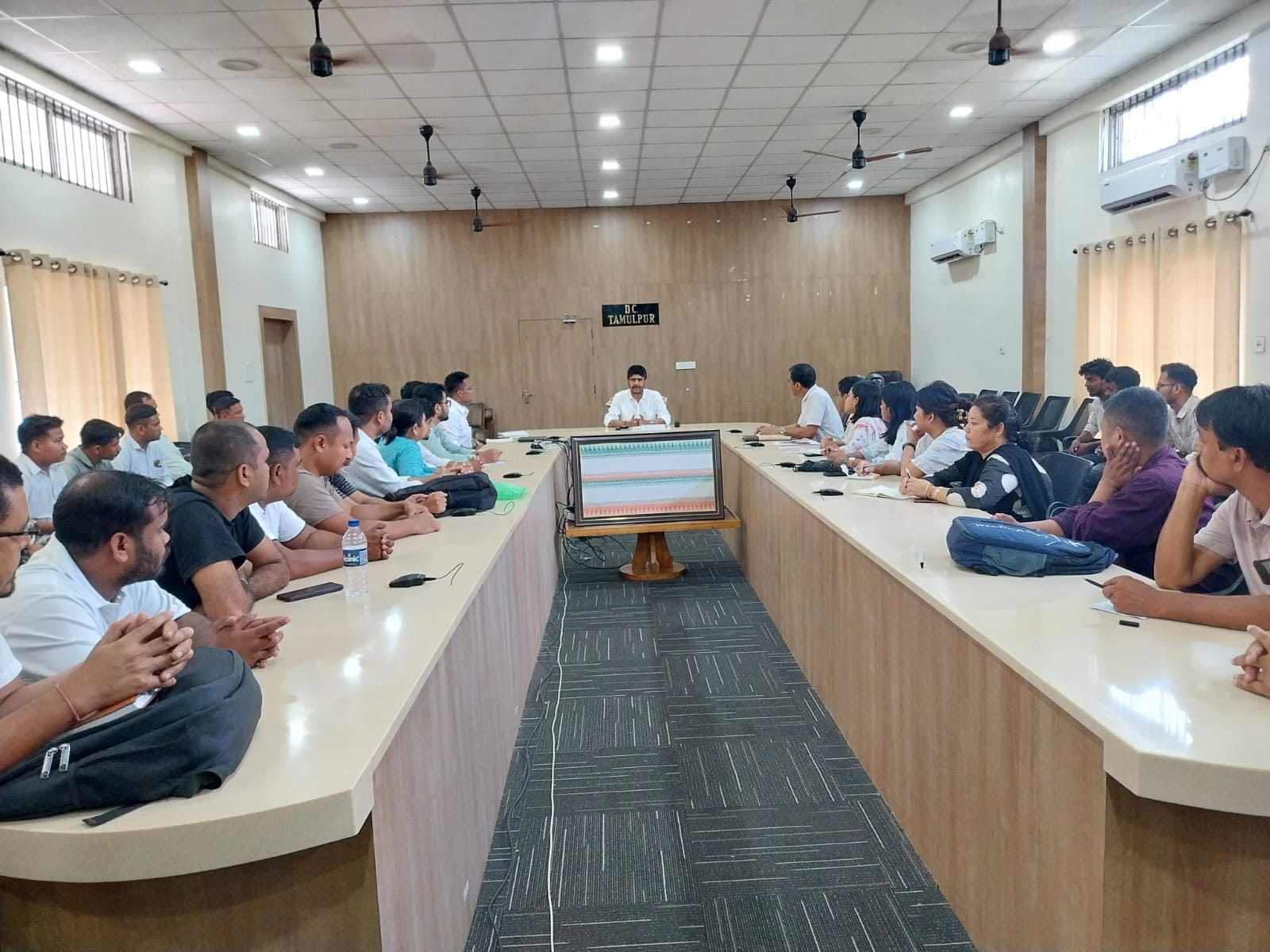 फसल बीमा सप्ताह के आयोजन को लेकर तामूलपुर में हुई बैठक की तस्वीर। फसल बीमा सप्ताह के आयोजन को लेकर तामूलपुर में हुई बैठक की तस्वीर।