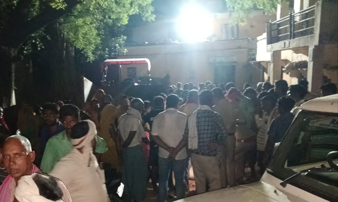 मृतक के घर पर जुटे ग्रामीण। मृतक के घर पर जुटे ग्रामीण।