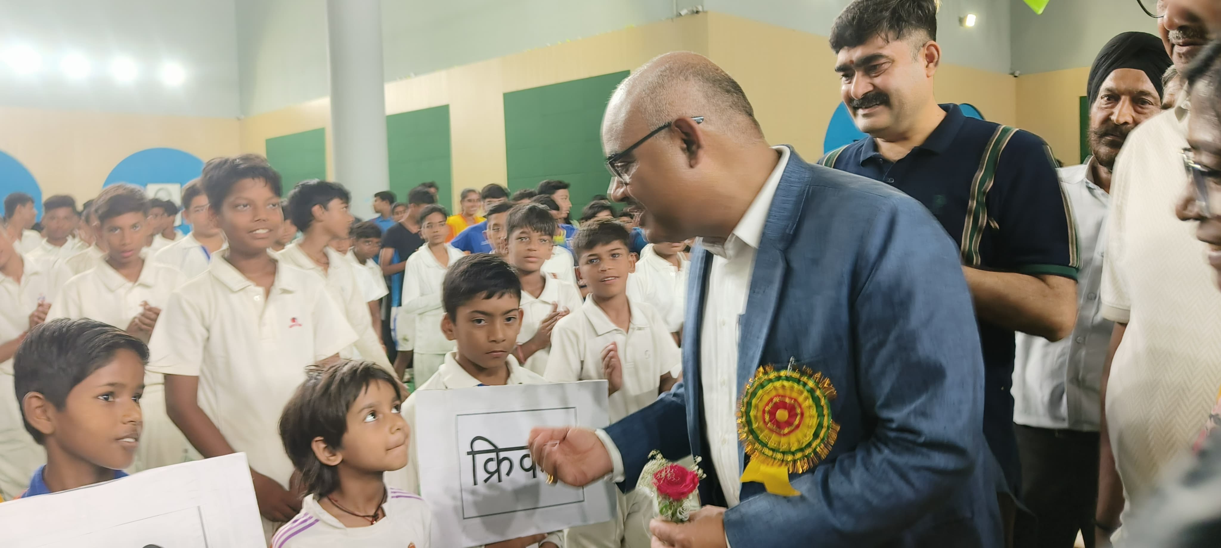बच्चों से परिचय लेते जिलाधिकारी बच्चों से परिचय लेते जिलाधिकारी