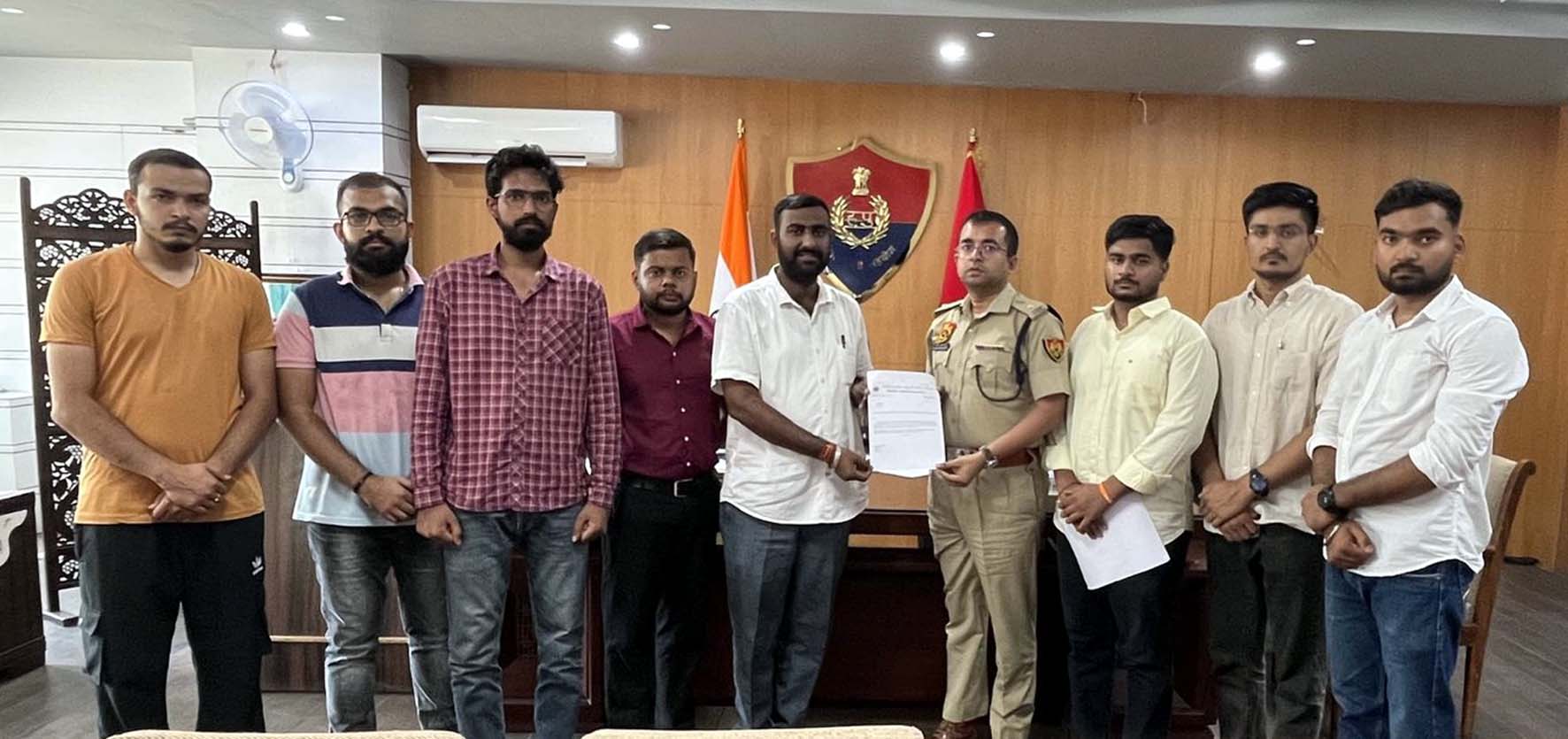 पुलिस अधीक्षक को ज्ञापन सौंपते अखिल भारतीय विद्यार्थी परिषद के पदाधिकारी। पुलिस अधीक्षक को ज्ञापन सौंपते अखिल भारतीय विद्यार्थी परिषद के पदाधिकारी।