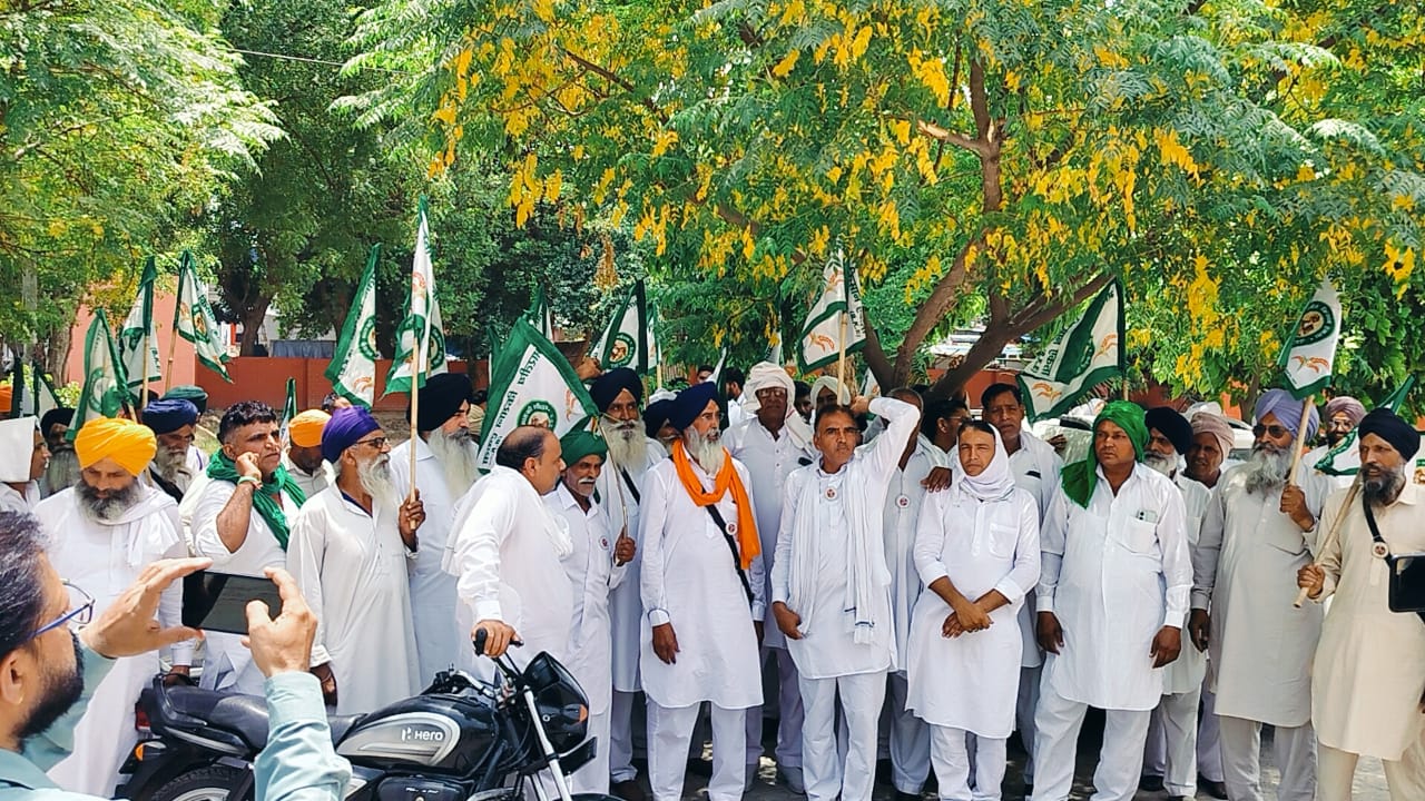 सिंचाई विभाग में रोष प्रदर्शन करते किसान। सिंचाई विभाग में रोष प्रदर्शन करते किसान।