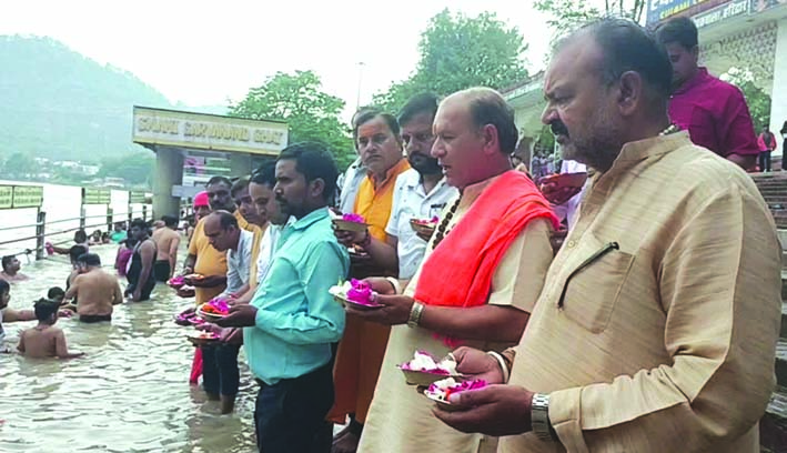 दिवंगत आत्माओं को श्रद्धांजलि देते हुए दिवंगत आत्माओं को श्रद्धांजलि देते हुए
