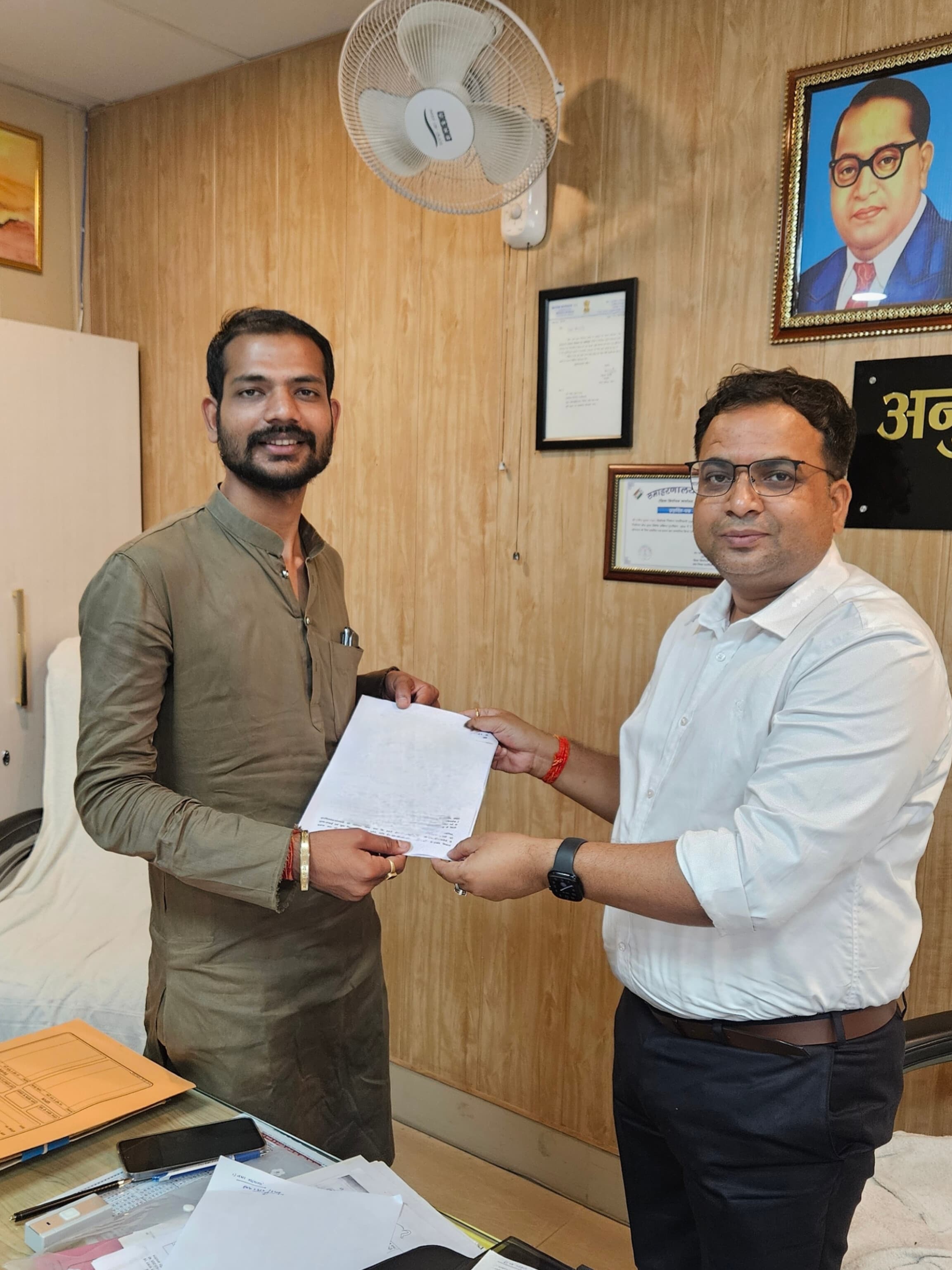 अररिया फोटो:राजद नेता एसडीओ को ज्ञापन देते अररिया फोटो:राजद नेता एसडीओ को ज्ञापन देते