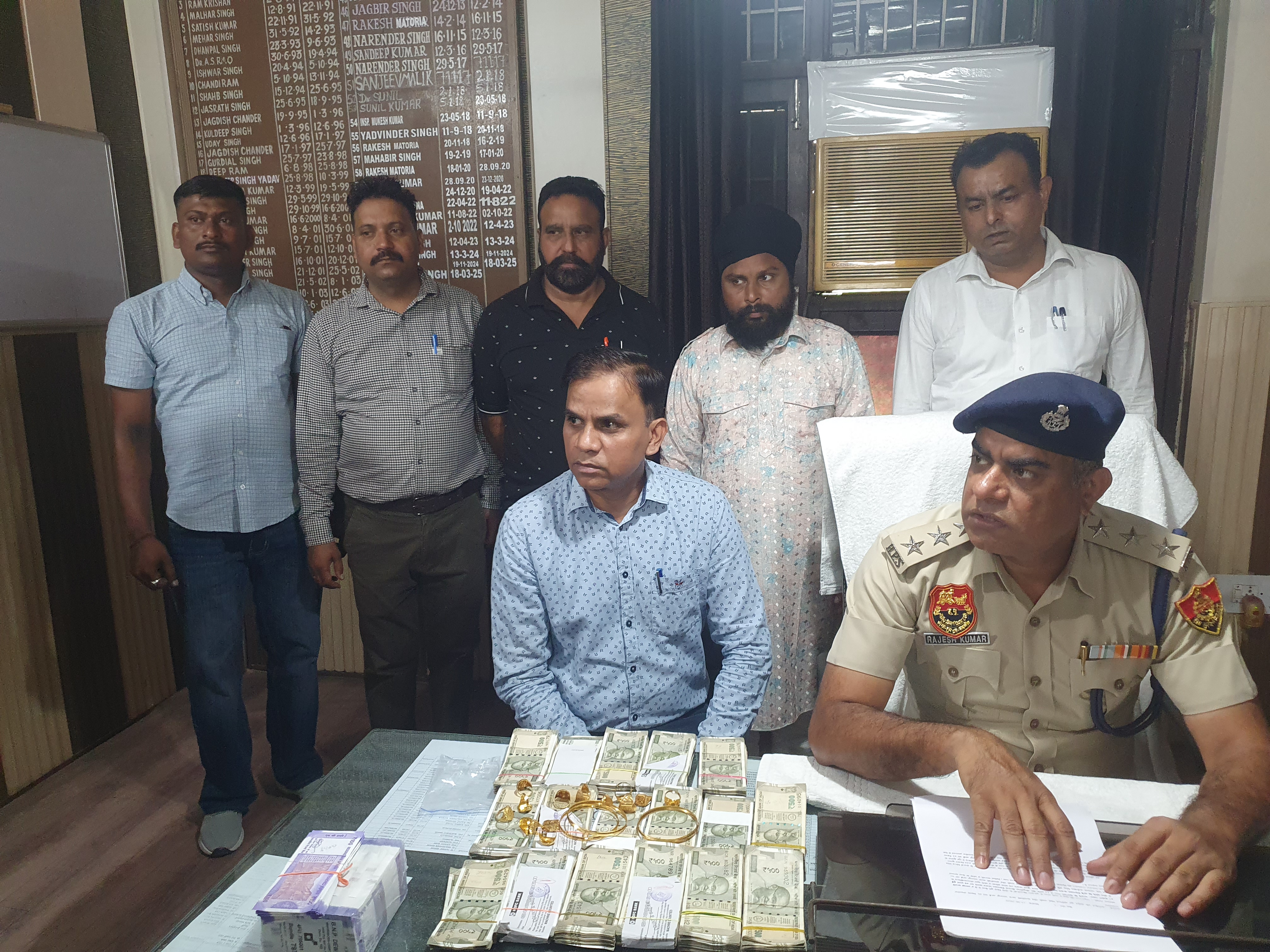 आरोपी पुलिस की गिरफ्त में आरोपी पुलिस की गिरफ्त में
