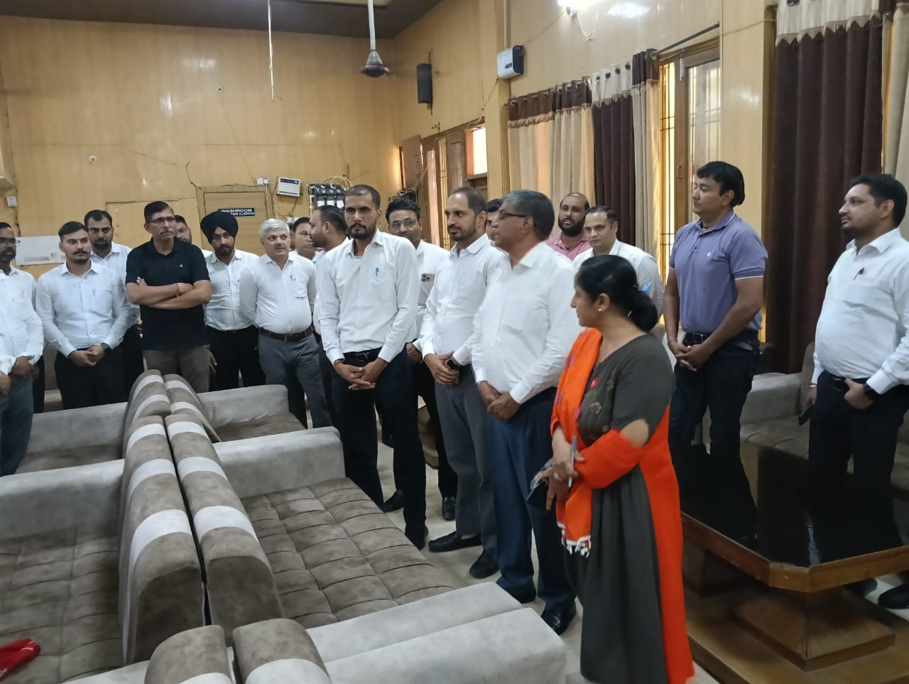 अहमदाबाद विमान हादसे में मारे गए लोगों को श्रद्धांजलि देते अधिवक्ता। अहमदाबाद विमान हादसे में मारे गए लोगों को श्रद्धांजलि देते अधिवक्ता।