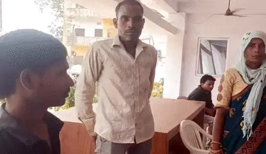 बाएं तरफ काली शर्ट में अजय संखवार बाएं तरफ काली शर्ट में अजय संखवार
