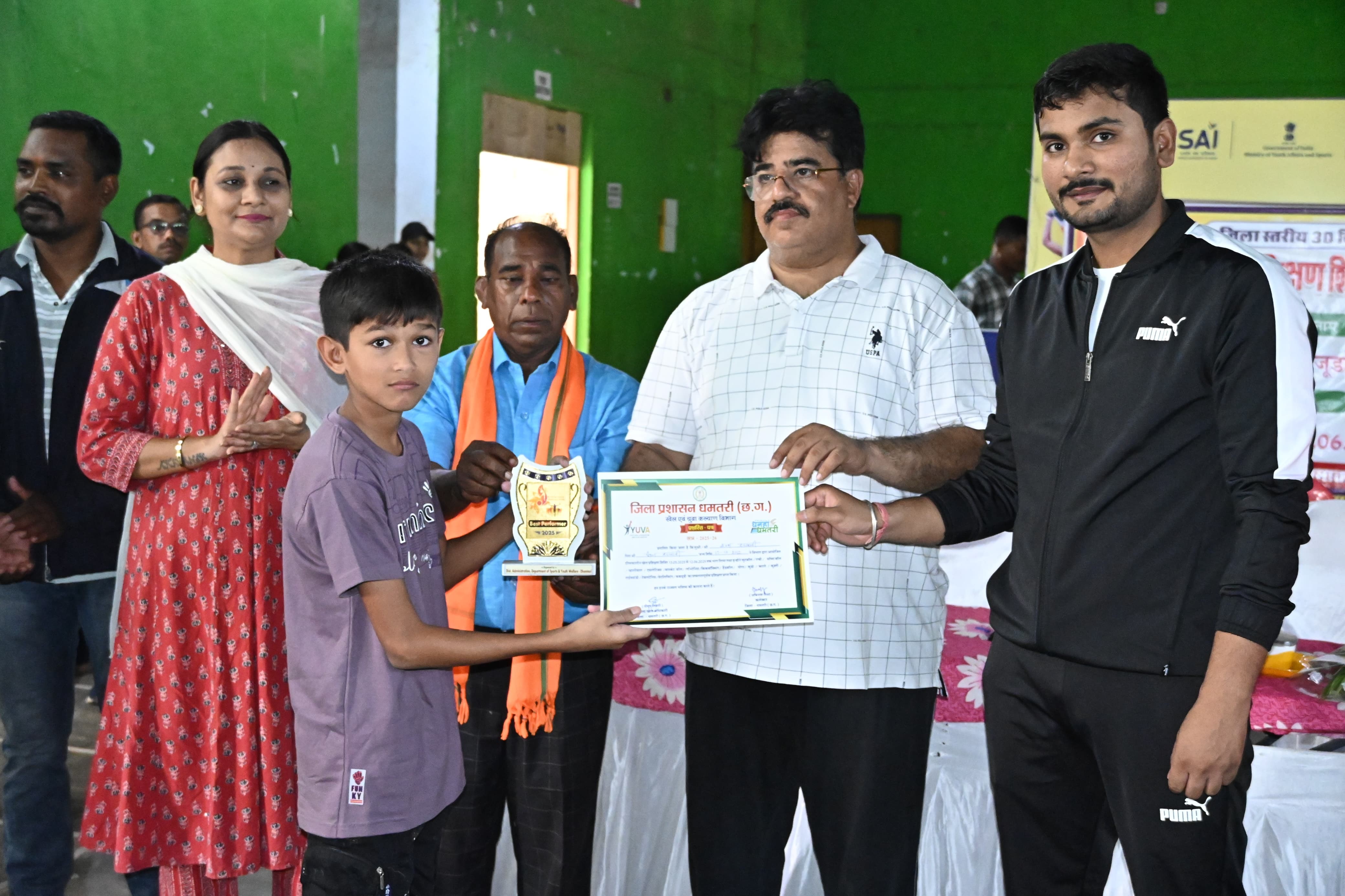 समापन कार्यक्रम में खिलाड़ियों को सम्मानित करते हुए महापौर रामू रोहरा और अन्य अतिथि।