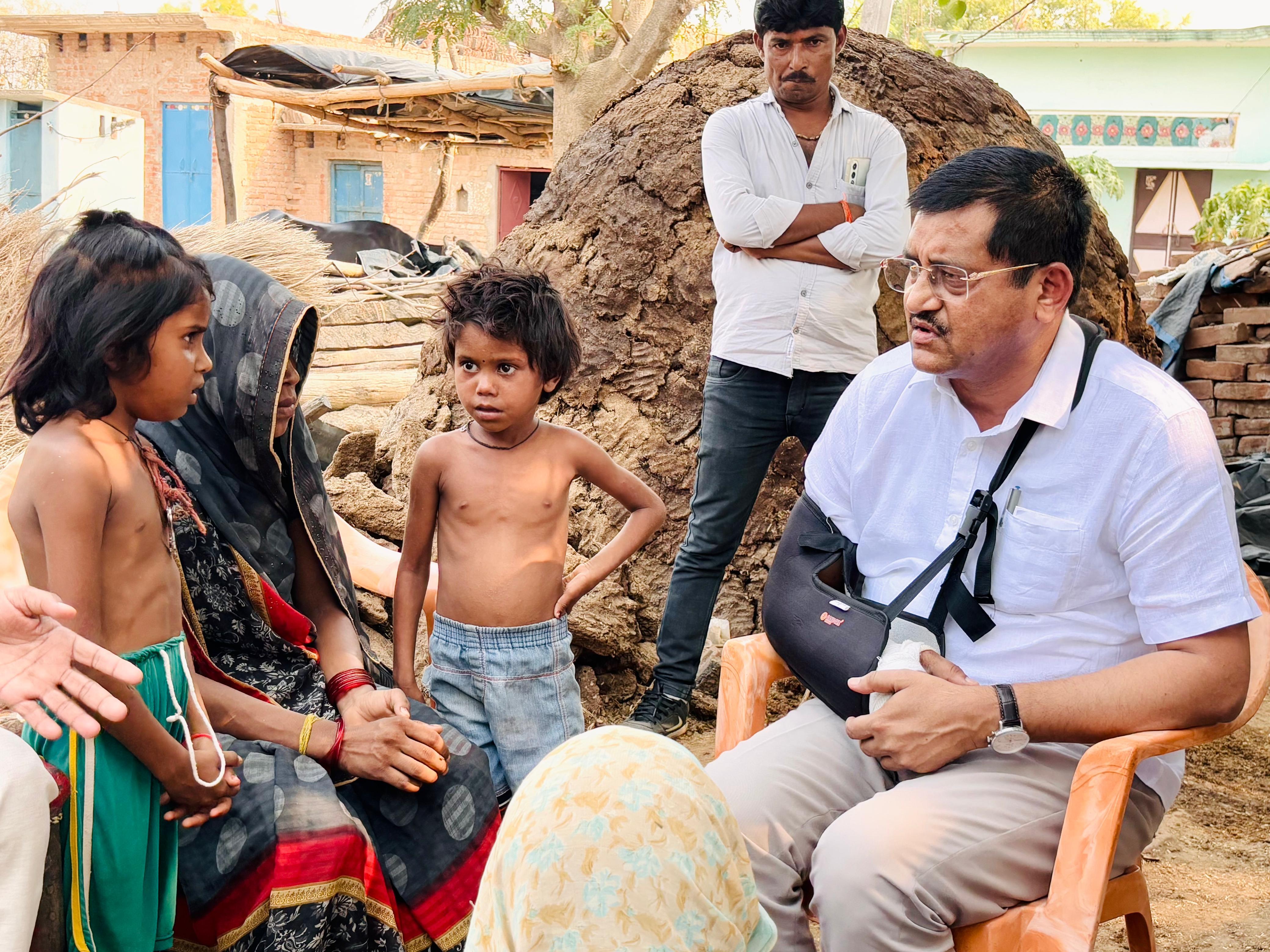 पीड़ित परिवार से भेंट करते मंत्री रामकेश निषाद पीड़ित परिवार से भेंट करते मंत्री रामकेश निषाद