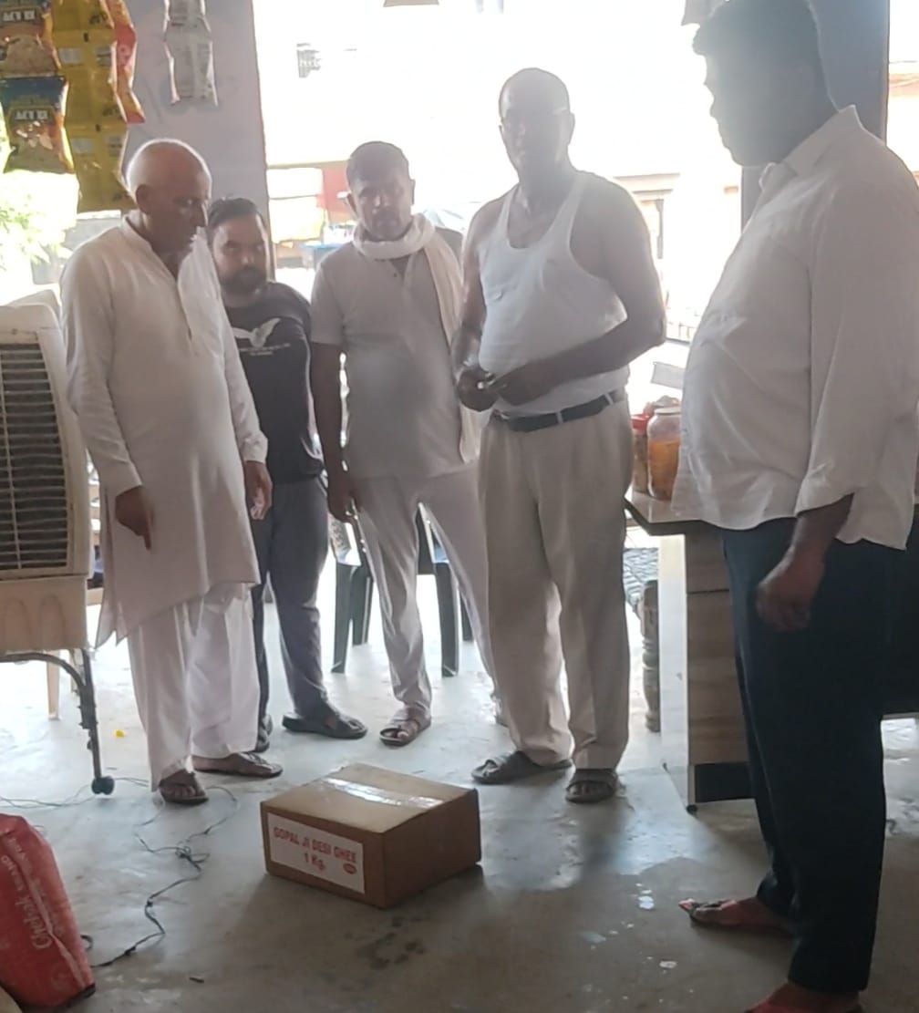 गांव के लोगों की मौजूदगी में नकली घी की जांच करता पीड़ित दुकानदार, घटना का वीडियो बनाते ग्रामीण गांव के लोगों की मौजूदगी में नकली घी की जांच करता पीड़ित दुकानदार, घटना का वीडियो बनाते ग्रामीण