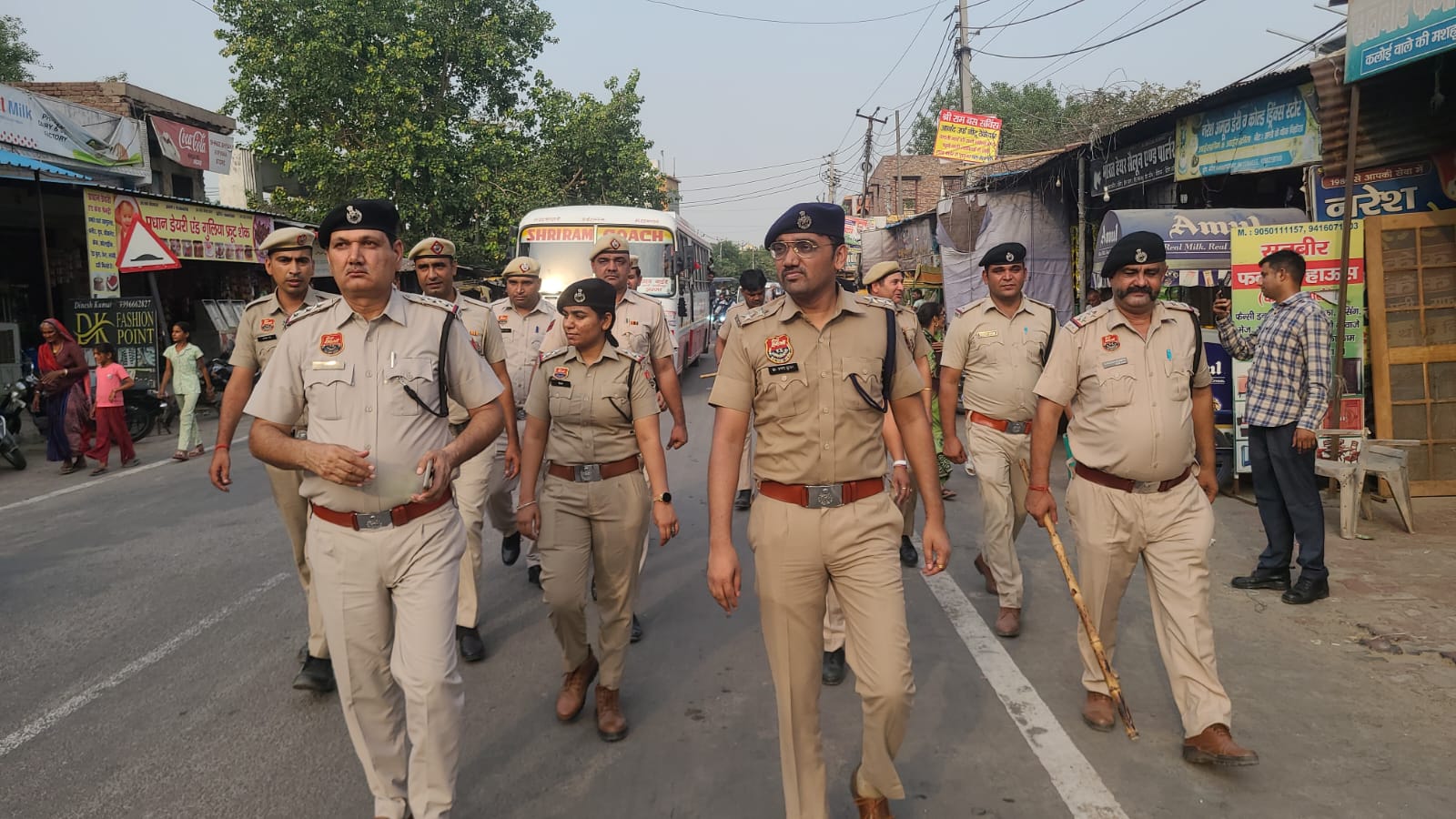 बादली में फ्लैग मार्च निकालती झज्जर पुलिस बादली में फ्लैग मार्च निकालती झज्जर पुलिस