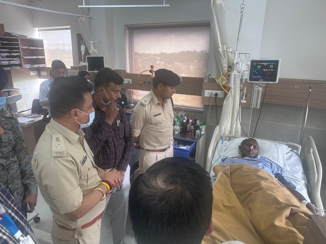 अस्पताल में अपने कर्मी का एसपी ने जाना हाल अस्पताल में अपने कर्मी का एसपी ने जाना हाल