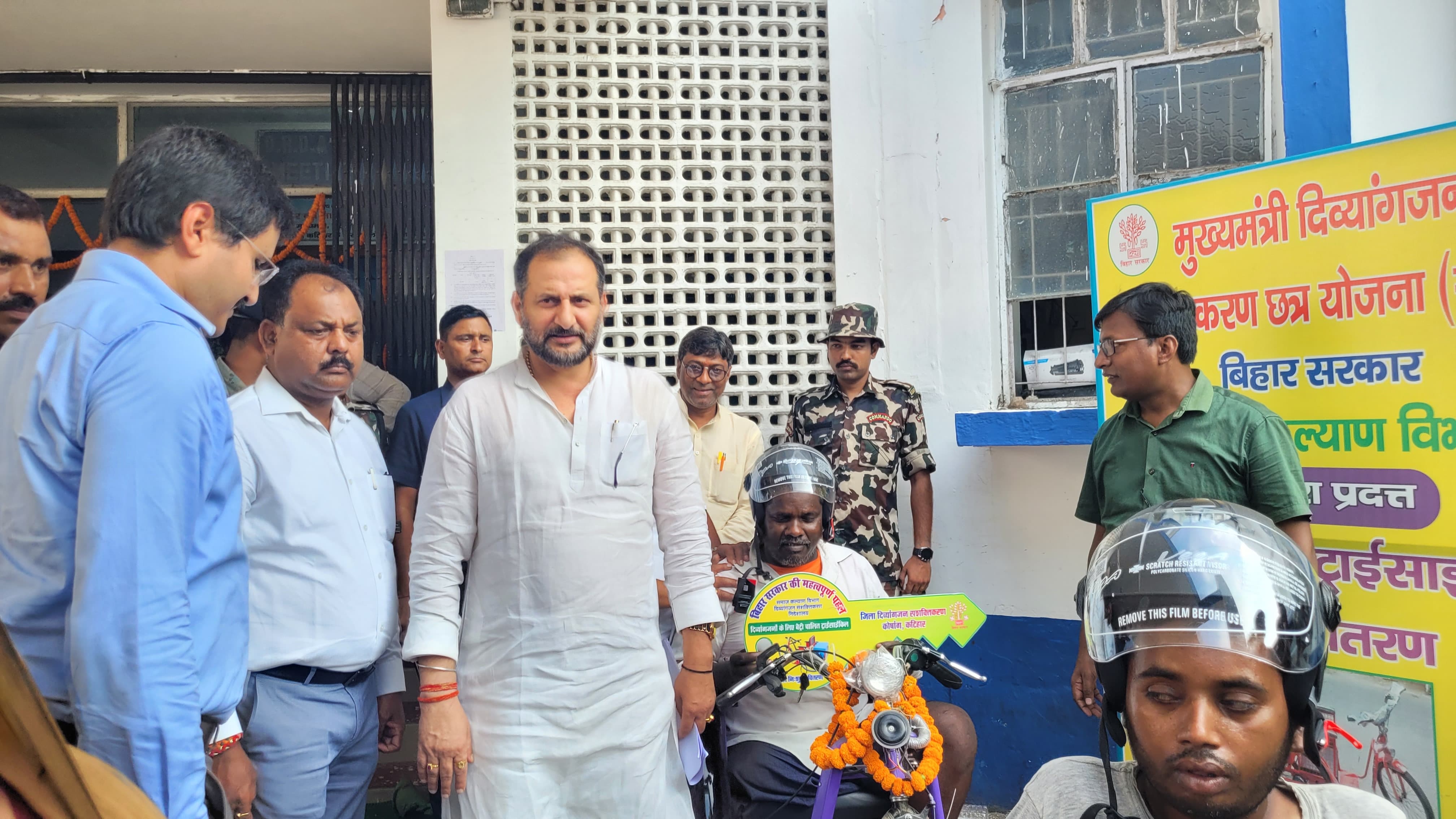 ट्राई साइकिल लेते हुए दिव्यांग ट्राई साइकिल लेते हुए दिव्यांग