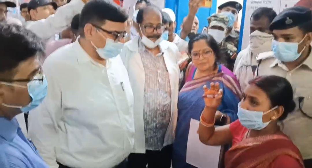 जायजा लेते प्रमंडलीय आयुक्त जायजा लेते प्रमंडलीय आयुक्त