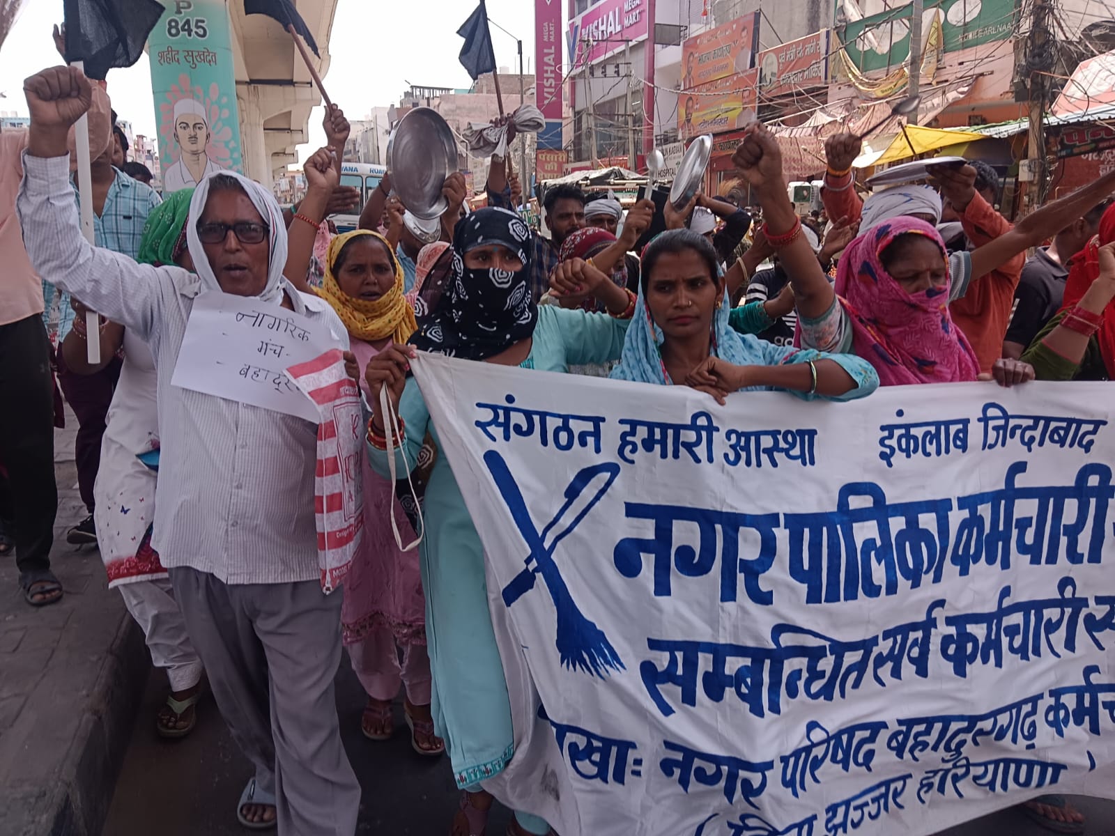 कर्मचारी एकता का प्रदर्शन करते बहादुरगढ़ नगर परिषद के सफाई कर्मचारी। कर्मचारी एकता का प्रदर्शन करते बहादुरगढ़ नगर परिषद के सफाई कर्मचारी।