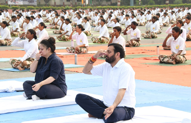 हरियाणा के मुख्यमंत्री नायब सैनी आईटीबीपी जवानों के साथ योग करते हुए हरियाणा के मुख्यमंत्री नायब सैनी आईटीबीपी जवानों के साथ योग करते हुए