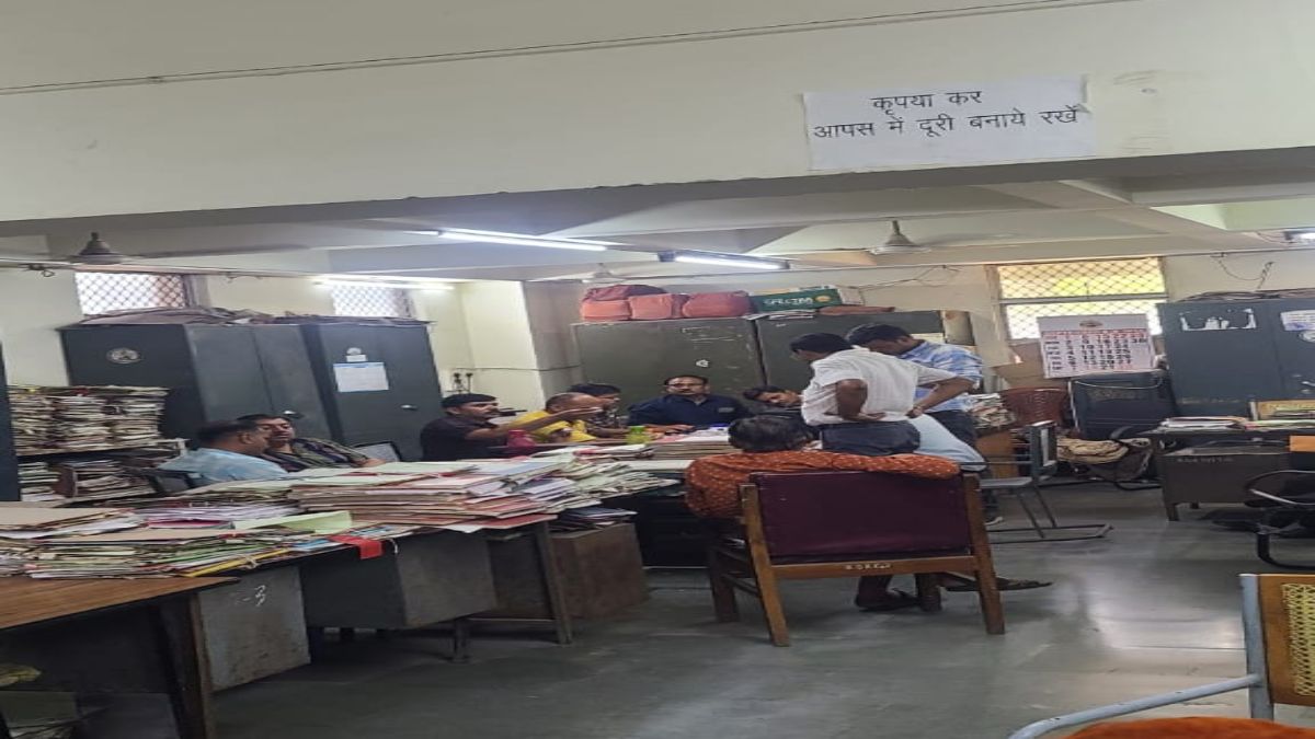 बीडीए का बाबू दस हजार की रिश्वत लेते गिरफ्तार बीडीए का बाबू दस हजार की रिश्वत लेते गिरफ्तार