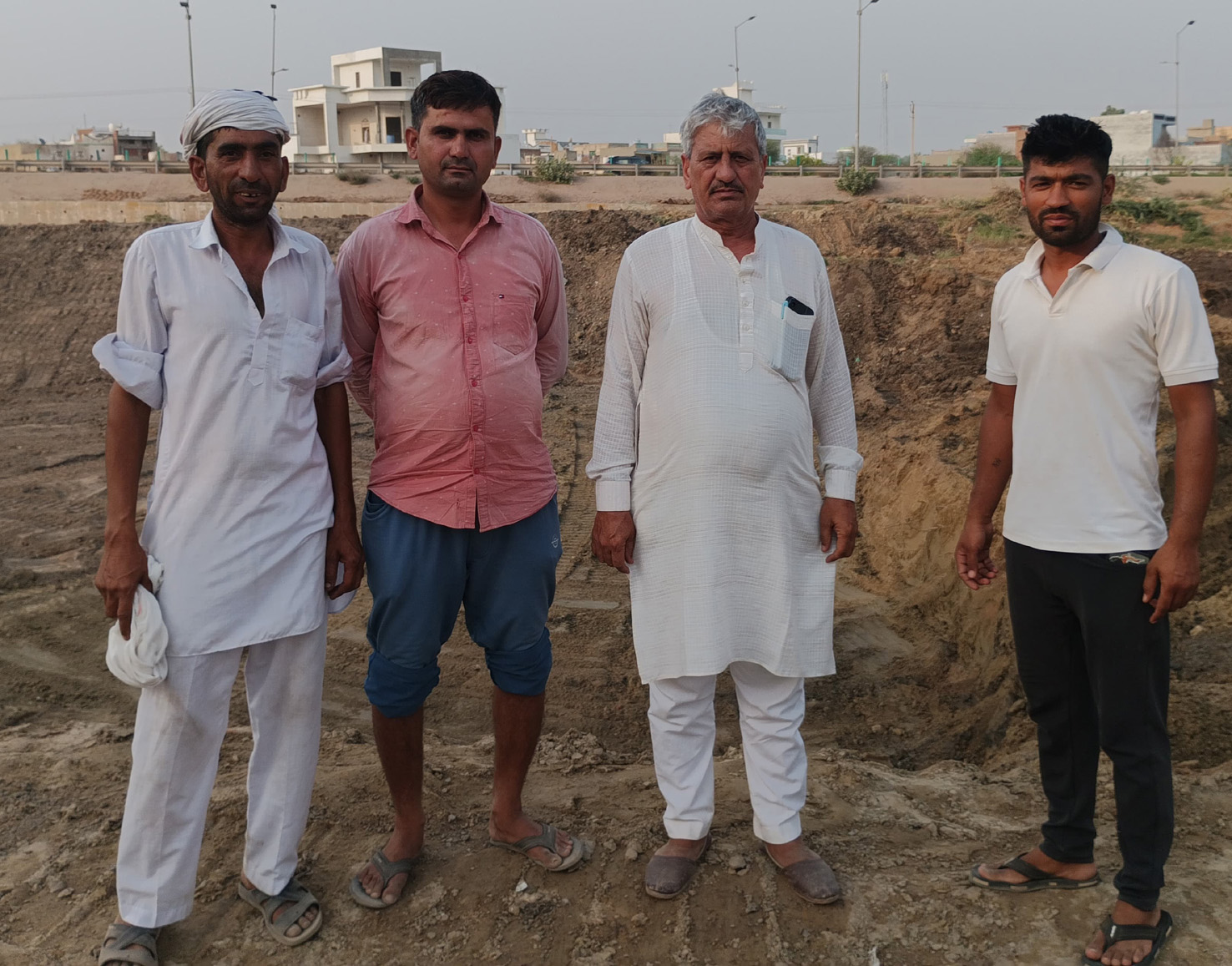 गांव में चल रहे कार्यों को लेकर जानकारी देते हुए सरपंच सतबीर। गांव में चल रहे कार्यों को लेकर जानकारी देते हुए सरपंच सतबीर।