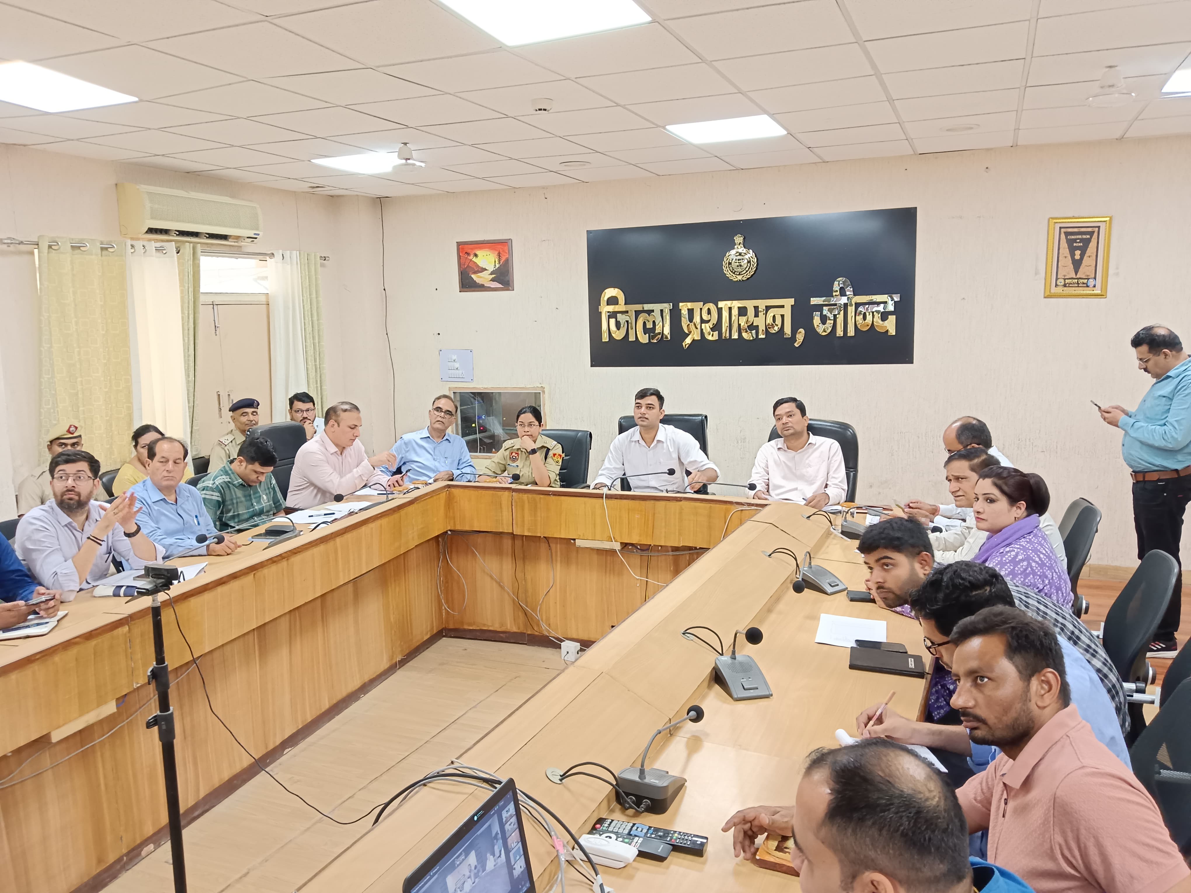 बैठक की अध्यक्षता करते हुए एडीसी विवेक आर्य। बैठक की अध्यक्षता करते हुए एडीसी विवेक आर्य।