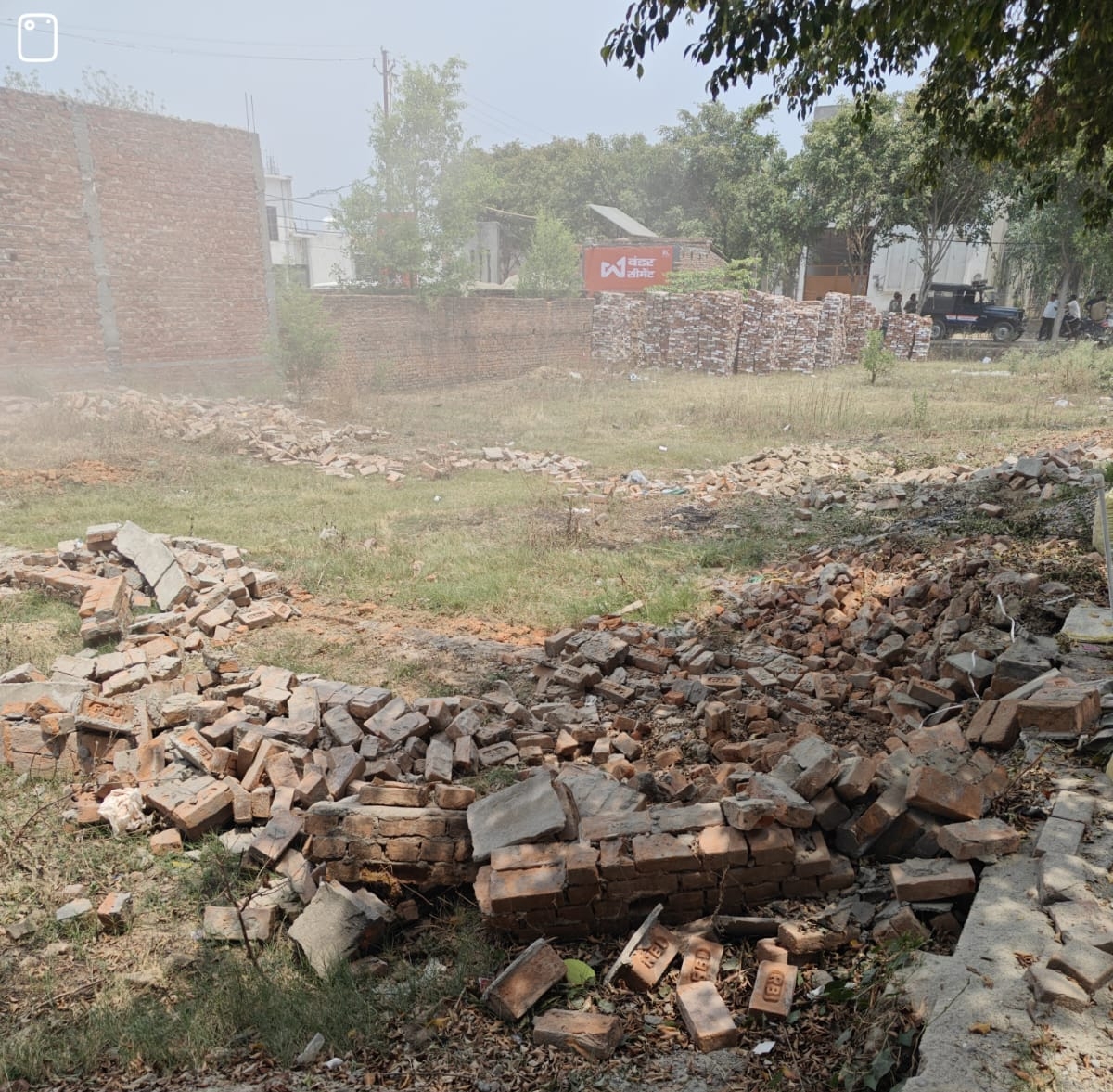 मुरादाबाद विकास प्राधिकरण की प्रवर्तन टीम ने तीन बीघा पर की गई अवैध प्लॉटिंग को किया ध्वस्त
