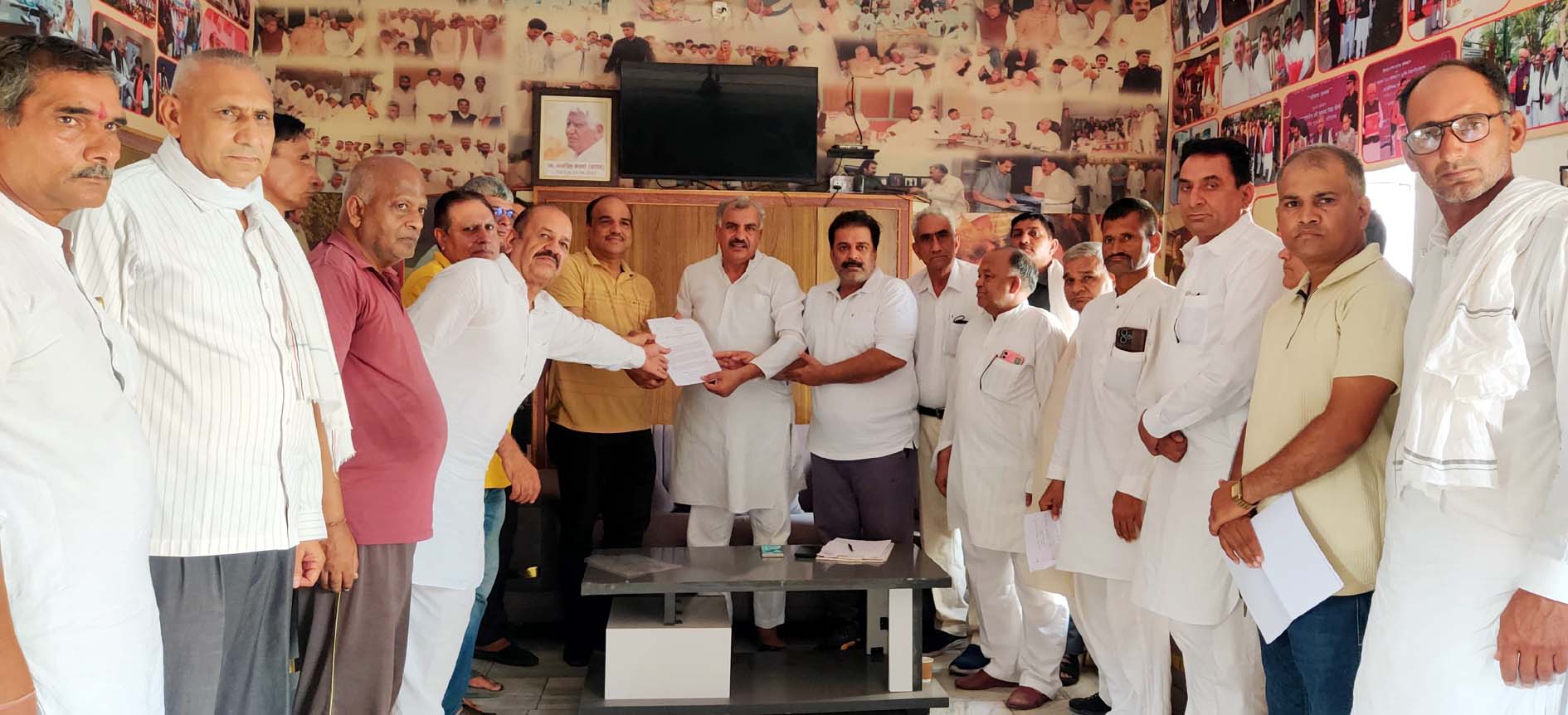 पार्षद राजेश अरोड़ा के साथ विधायक रणधीर पनिहार को ज्ञापन देते क्षेत्रवासी। पार्षद राजेश अरोड़ा के साथ विधायक रणधीर पनिहार को ज्ञापन देते क्षेत्रवासी।