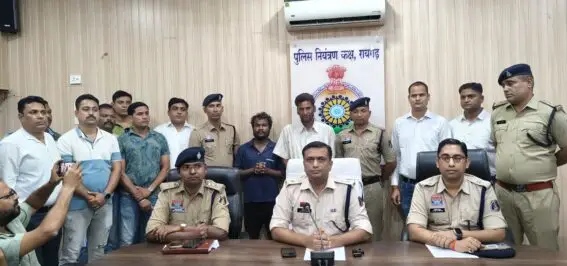 पुलिस के गिरफ्त में आरोपीण व पुलिस पेस वार्ता पुलिस के गिरफ्त में आरोपीण व पुलिस पेस वार्ता