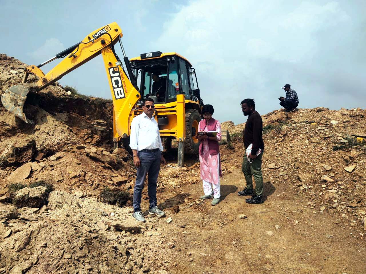 प्रशासन द्वारा जब्त की गयी जेसीबी। प्रशासन द्वारा जब्त की गयी जेसीबी।