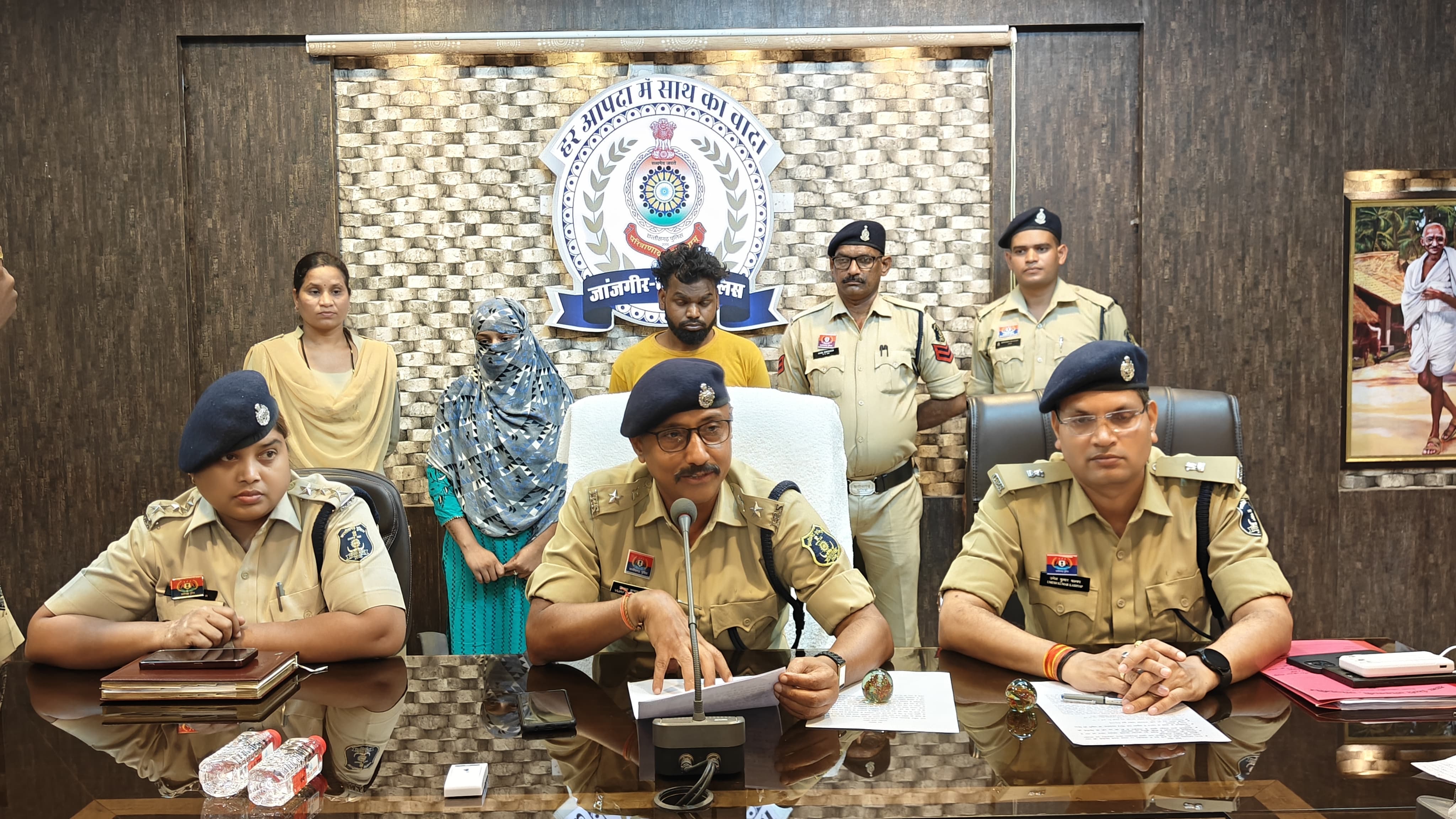 हनी ट्रैप में फंसाकर 17 लाख की फिरौती मांगने वाले दो आरोपी गिरफ्तार हनी ट्रैप में फंसाकर 17 लाख की फिरौती मांगने वाले दो आरोपी गिरफ्तार