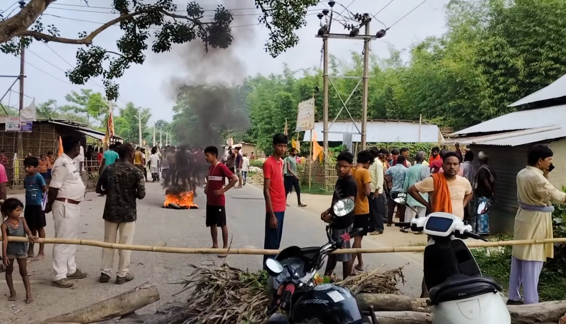 अररिया फोटो:आगजनी और सड़क जाम अररिया फोटो:आगजनी और सड़क जाम