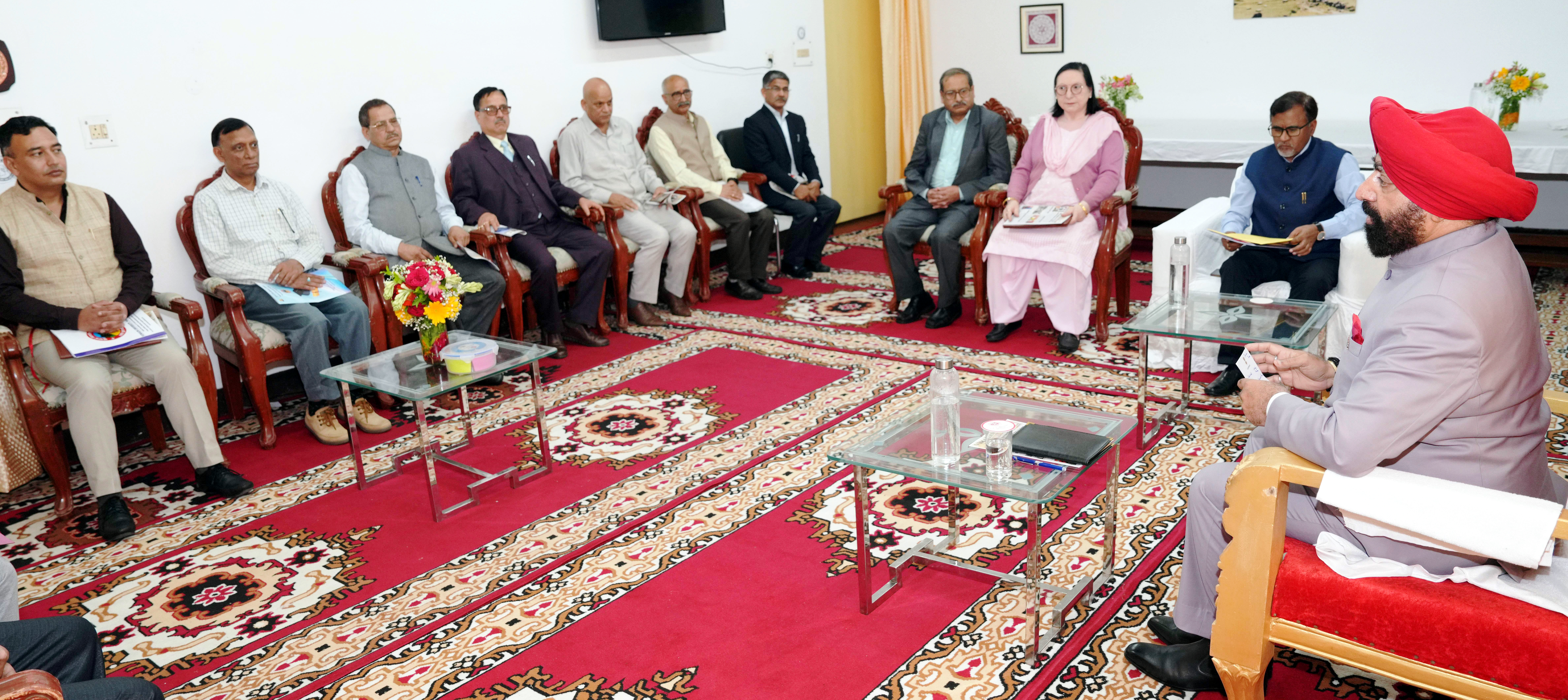 कुमाऊँ विश्वविद्यालय के डीएसबी परिसर में वरिष्ठ अधिकारियों से बात करते राज्यपाल। कुमाऊँ विश्वविद्यालय के डीएसबी परिसर में वरिष्ठ अधिकारियों से बात करते राज्यपाल।