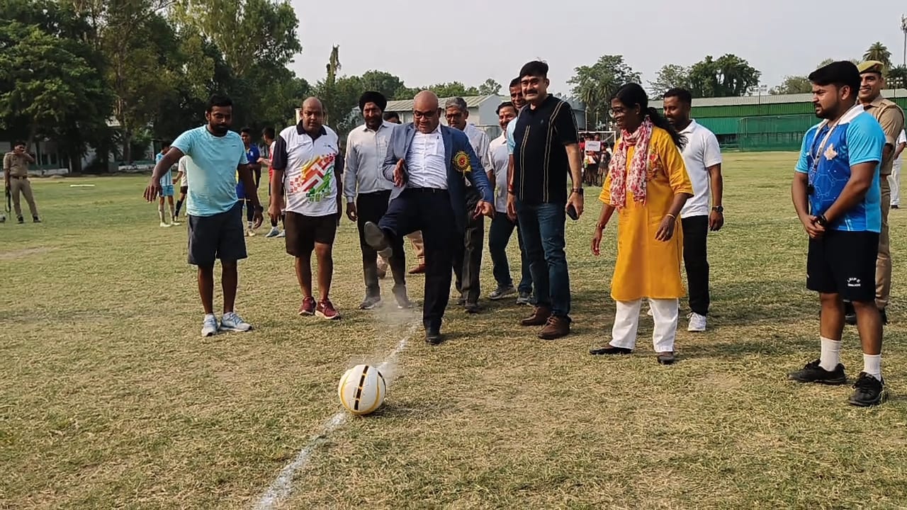 जिलाधिकारी ग्रीन पार्क स्टेडियम में कार्यक्रम शुभारंभ फुट बॉल किक मारते हुए जिलाधिकारी ग्रीन पार्क स्टेडियम में कार्यक्रम शुभारंभ फुट बॉल किक मारते हुए