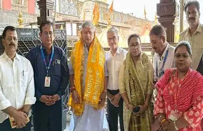 भगवान महाकाल के दर्शन के बाद केंद्रीय मंत्री राजीव रंजन का स्वागत किया गया भगवान महाकाल के दर्शन के बाद केंद्रीय मंत्री राजीव रंजन का स्वागत किया गया