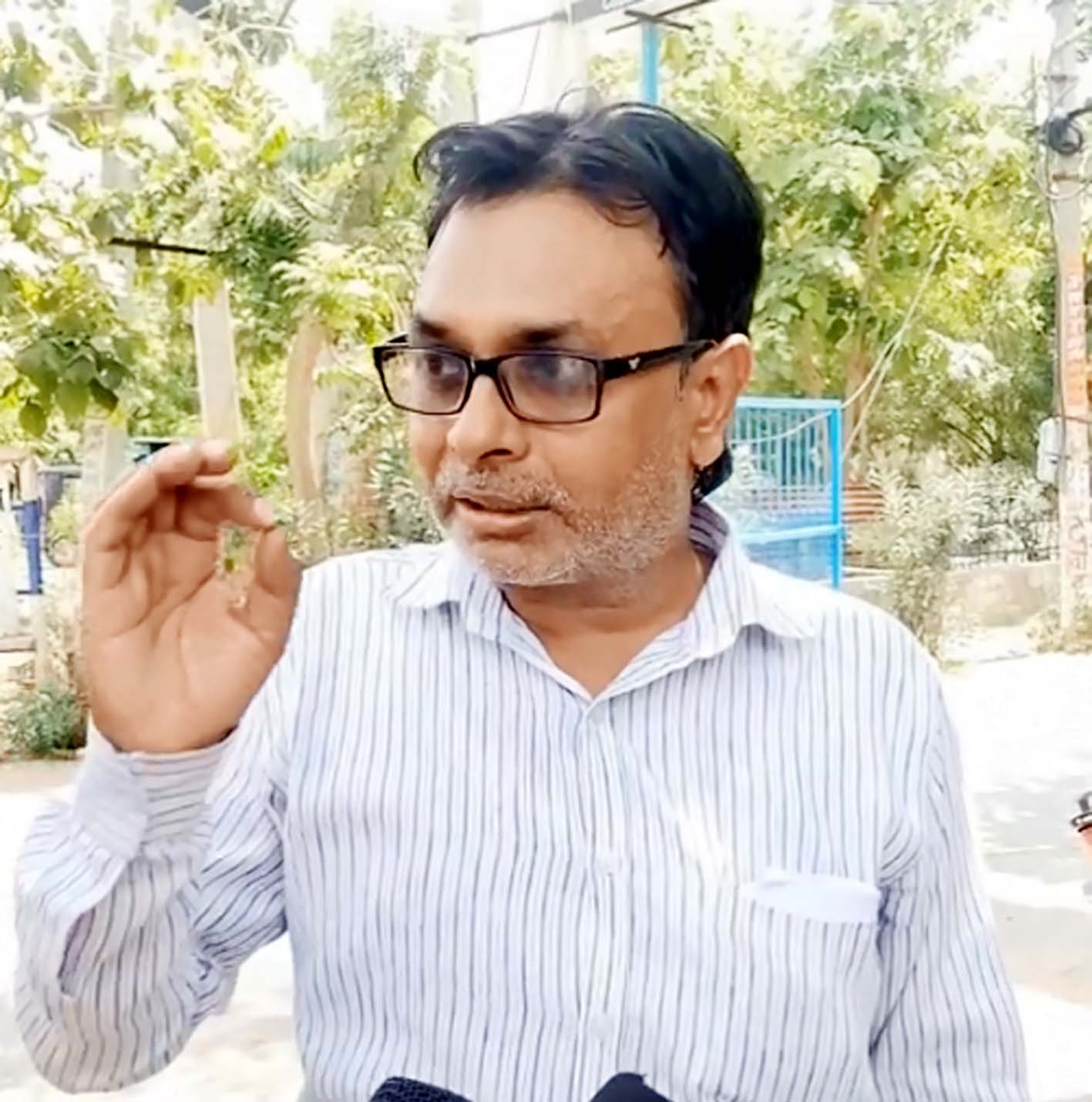 अपना पक्ष रखने के लिए एचटीएम थाना के बाहर संजय चौहान। अपना पक्ष रखने के लिए एचटीएम थाना के बाहर संजय चौहान।
