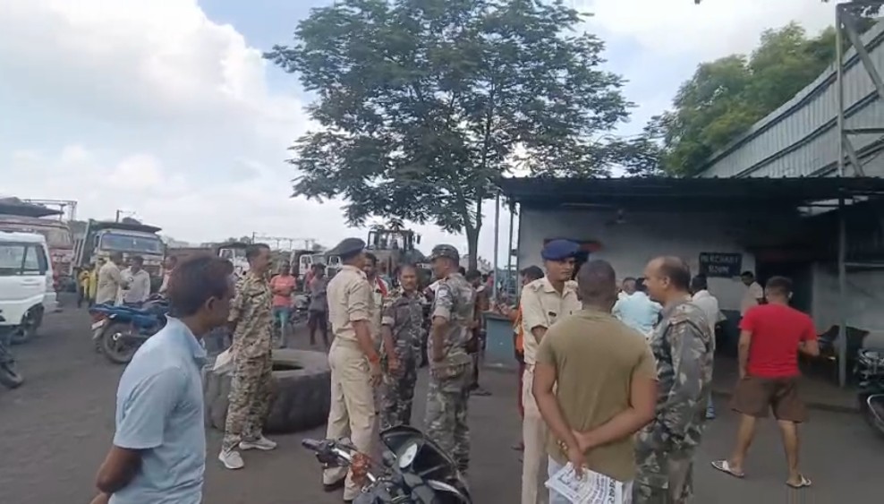 घटनास्थल पर जांच करती पुलिस घटनास्थल पर जांच करती पुलिस