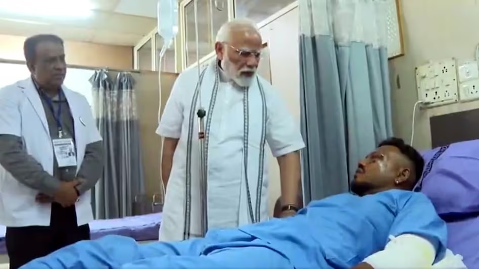 प्रधानमंत्री मोदी ने अस्पताल जाकर घायलों से की मुलाकात प्रधानमंत्री मोदी ने अस्पताल जाकर घायलों से की मुलाकात