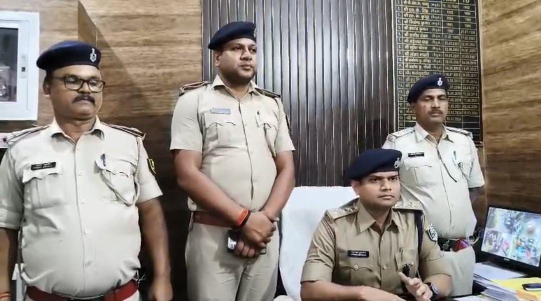 जानकारी देते डीएसपी जानकारी देते डीएसपी