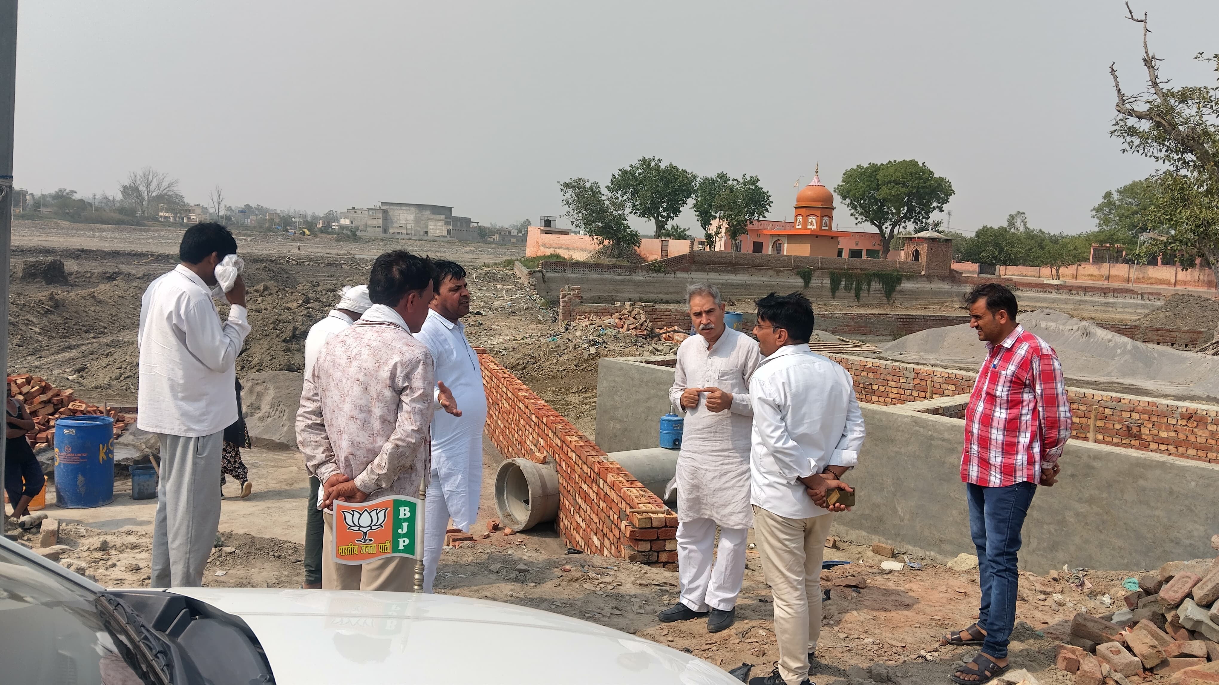 तालाब का निरीक्षण करते हुए चेयरमैन डा. संजय जांगड़ा। तालाब का निरीक्षण करते हुए चेयरमैन डा. संजय जांगड़ा।