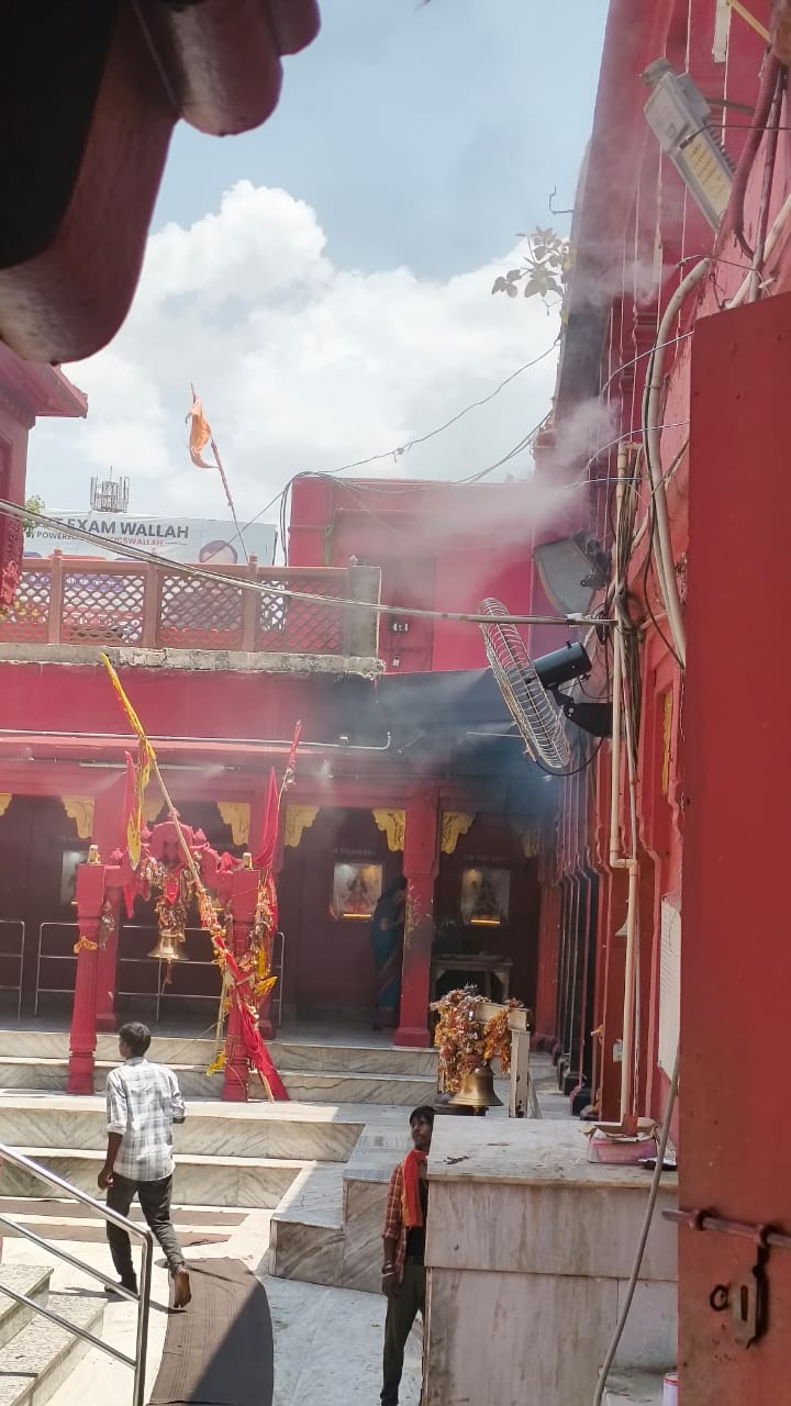 पंखे में लगा हाई प्रेशर मिस्टइंग सिस्टम पंखे में लगा हाई प्रेशर मिस्टइंग सिस्टम