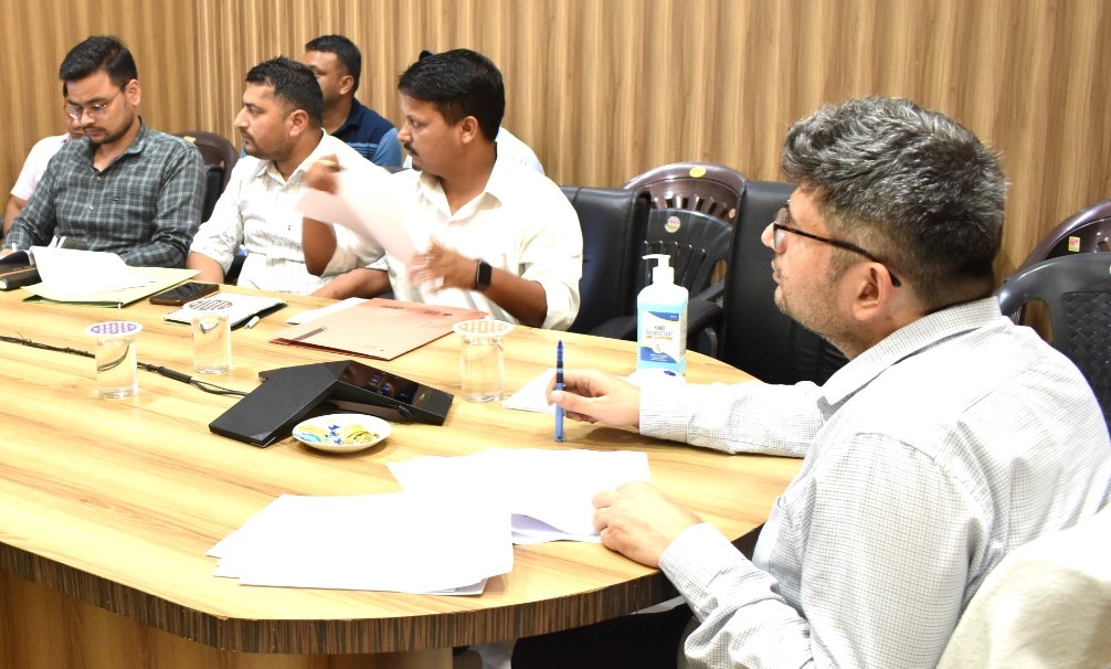 गोपेश्वर में खनन निरोधक दल की बैठक लेते हुए डीएम। गोपेश्वर में खनन निरोधक दल की बैठक लेते हुए डीएम।
