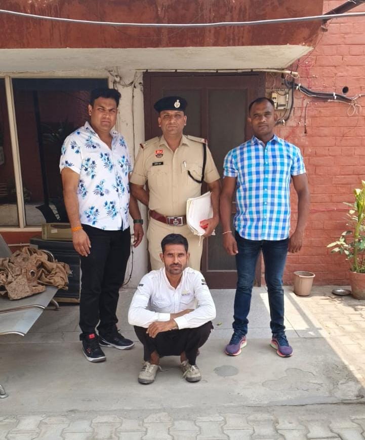 पुलिस हिरासत में हथियार सप्लायर पुलिस हिरासत में हथियार सप्लायर