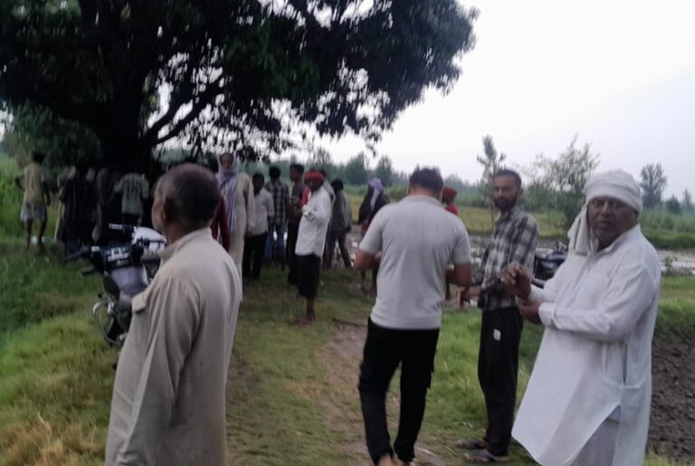 घटनास्थल पर एकत्रित लोग घटनास्थल पर एकत्रित लोग