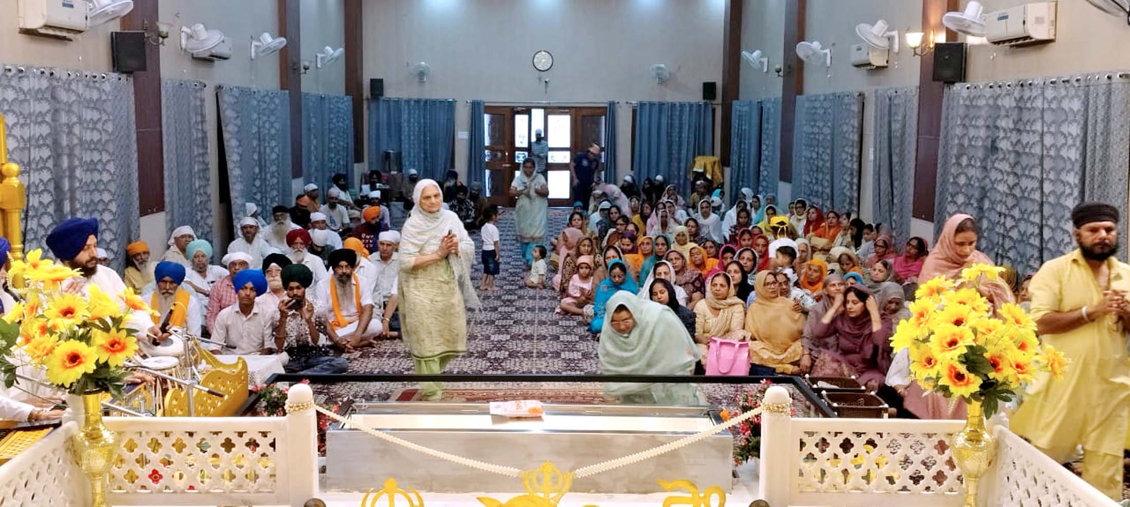 गुरूमत समागम में गुरूबाणी सुनते हुए श्रद्धालु। गुरूमत समागम में गुरूबाणी सुनते हुए श्रद्धालु।