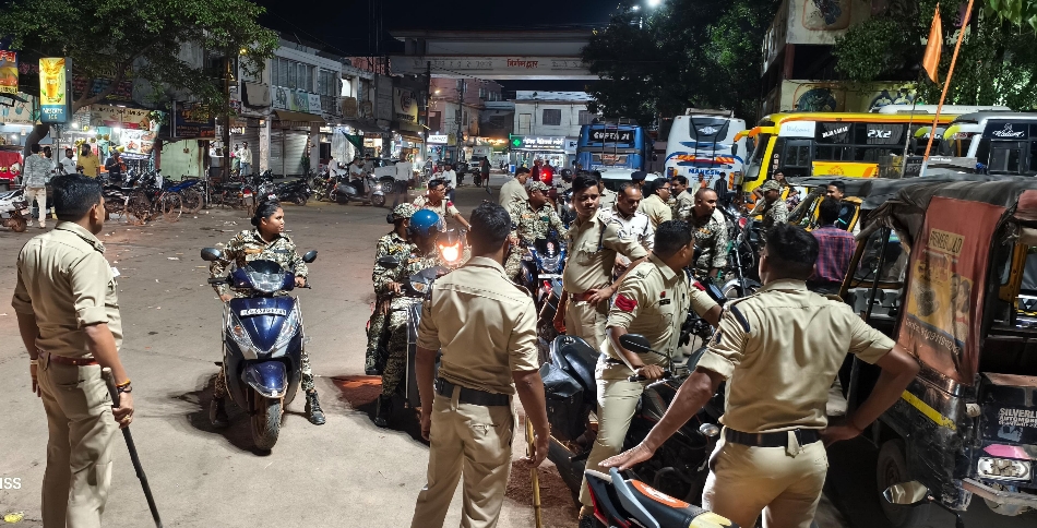 शहर में बस स्टैंड में रात में घूमने वालों को चेतावनी देते हुए पुलिस अधिकारी और कर्मचारी। शहर में बस स्टैंड में रात में घूमने वालों को चेतावनी देते हुए पुलिस अधिकारी और कर्मचारी।