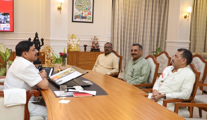 मुख्यमंत्री डॉ. मोहन यादव से शुक्रवार देर शाम भारतीय किसान संघ के अध्यक्ष ने सौजन्य भेंट मुख्यमंत्री डॉ. मोहन यादव से शुक्रवार देर शाम भारतीय किसान संघ के अध्यक्ष ने सौजन्य भेंट