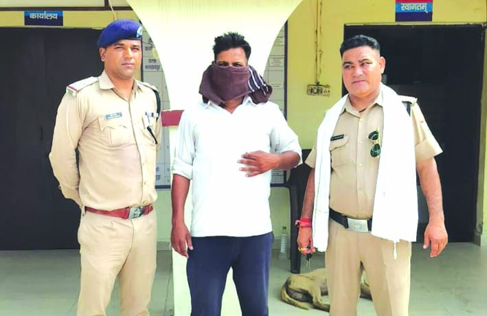 पुलिस गिरफ्त में आरोपित पुलिस गिरफ्त में आरोपित