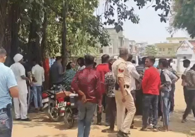 हादसे के बाद घटनास्थल पर जुटी भीड़ हादसे के बाद घटनास्थल पर जुटी भीड़