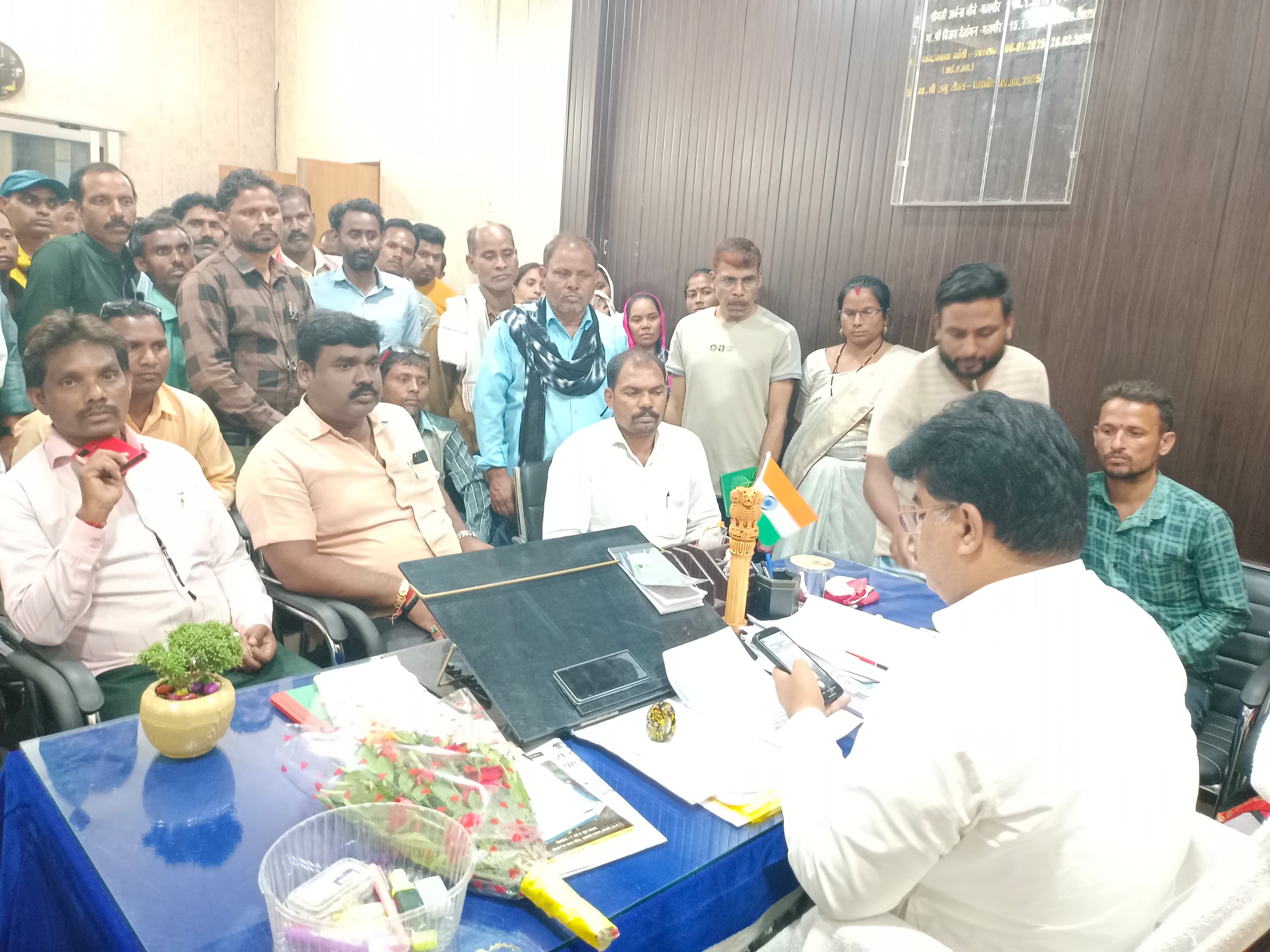 महापौर रामू रोहरा से चर्चा करते हुए अंशकालीन सफाईकर्मी व अन्य। महापौर रामू रोहरा से चर्चा करते हुए अंशकालीन सफाईकर्मी व अन्य।